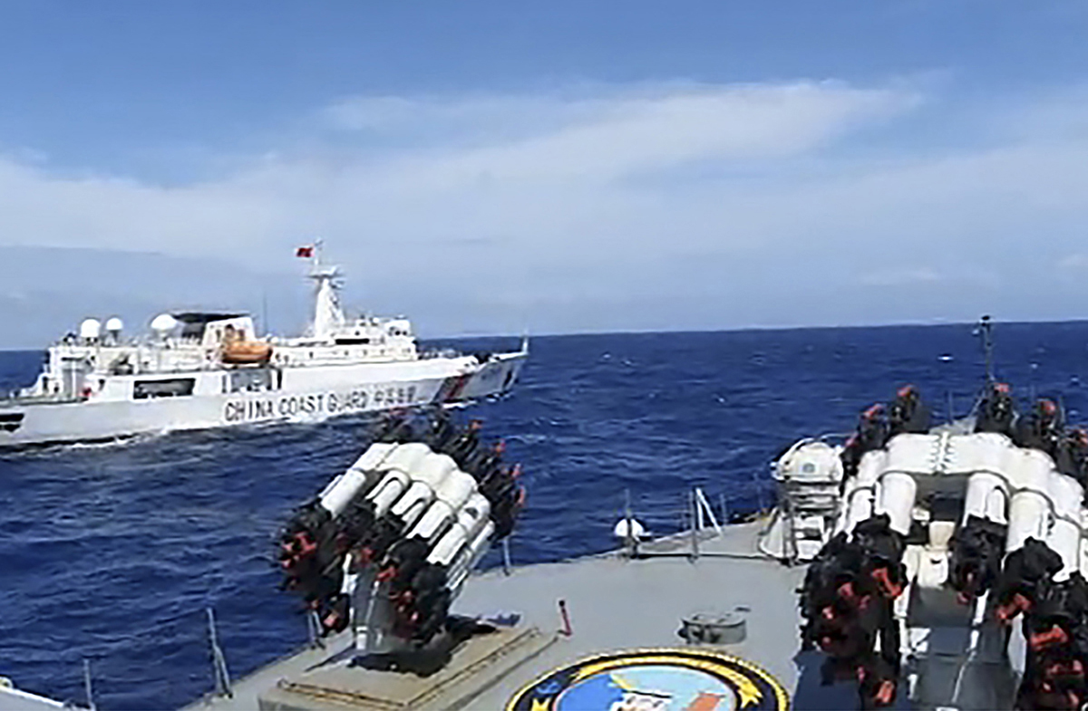 KRI milik TNI AL menghalau Cost Guard China memasuki perairan indonesia