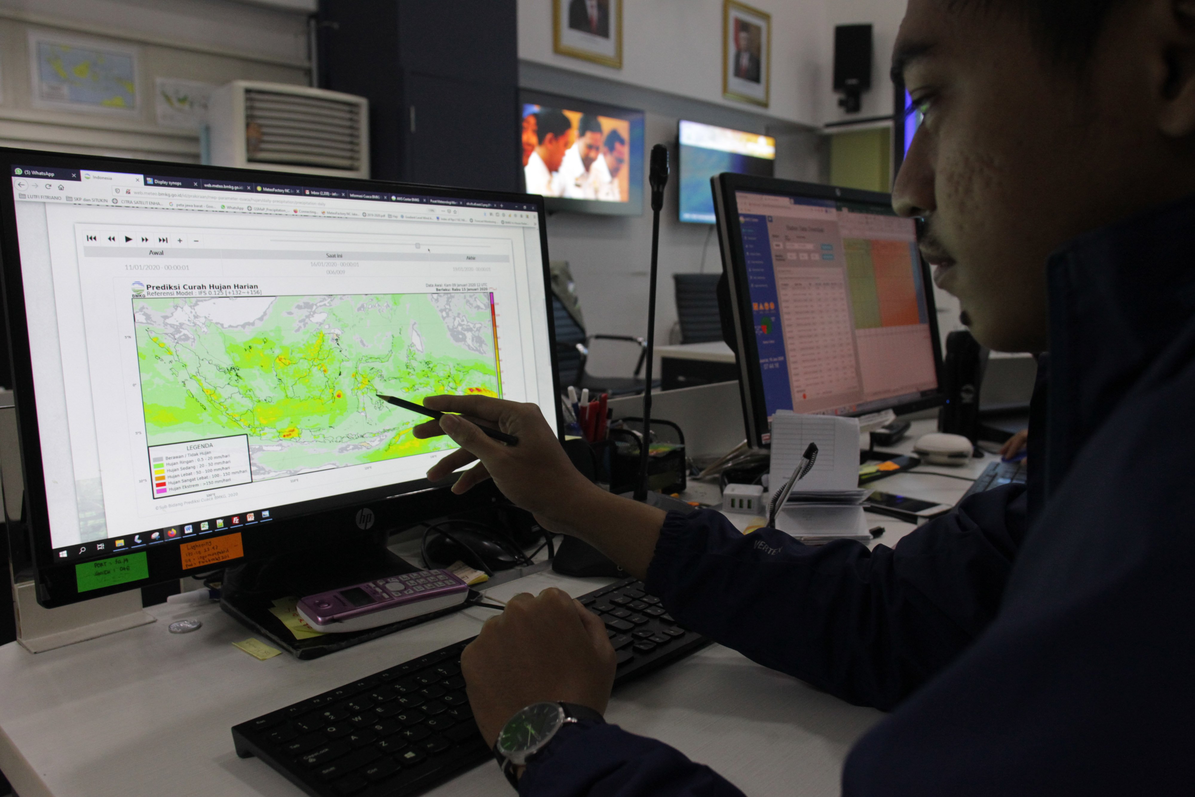 Hujan diprediksi terjadi di Jakarta pada siang hingga sore harinya. 