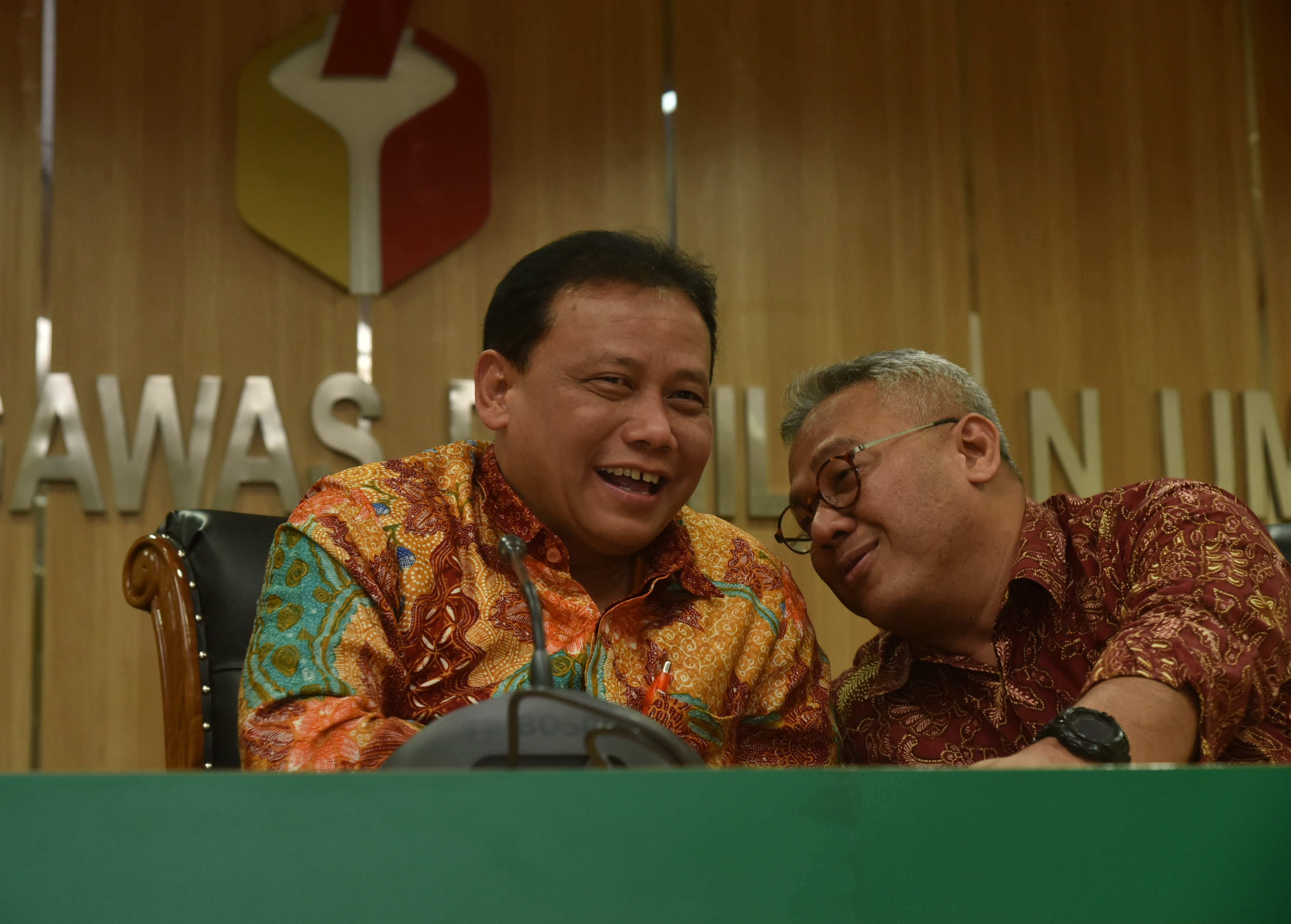 Ketua Bawaslu Abhan (kiri) bersama Ketua KPU Arief Budiman memberikan keterangan pers hasil Rapat Tripartit Penyelenggara Pemilu.