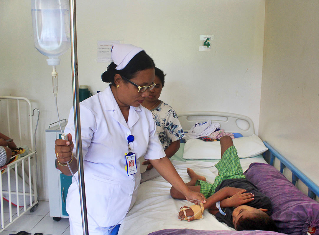 Seorang perawat tengah memeriksa infus pasien yang terserang demam berdarah dengue (DBD) di RSUD SK Lerik di Kota Kupang, NTT.