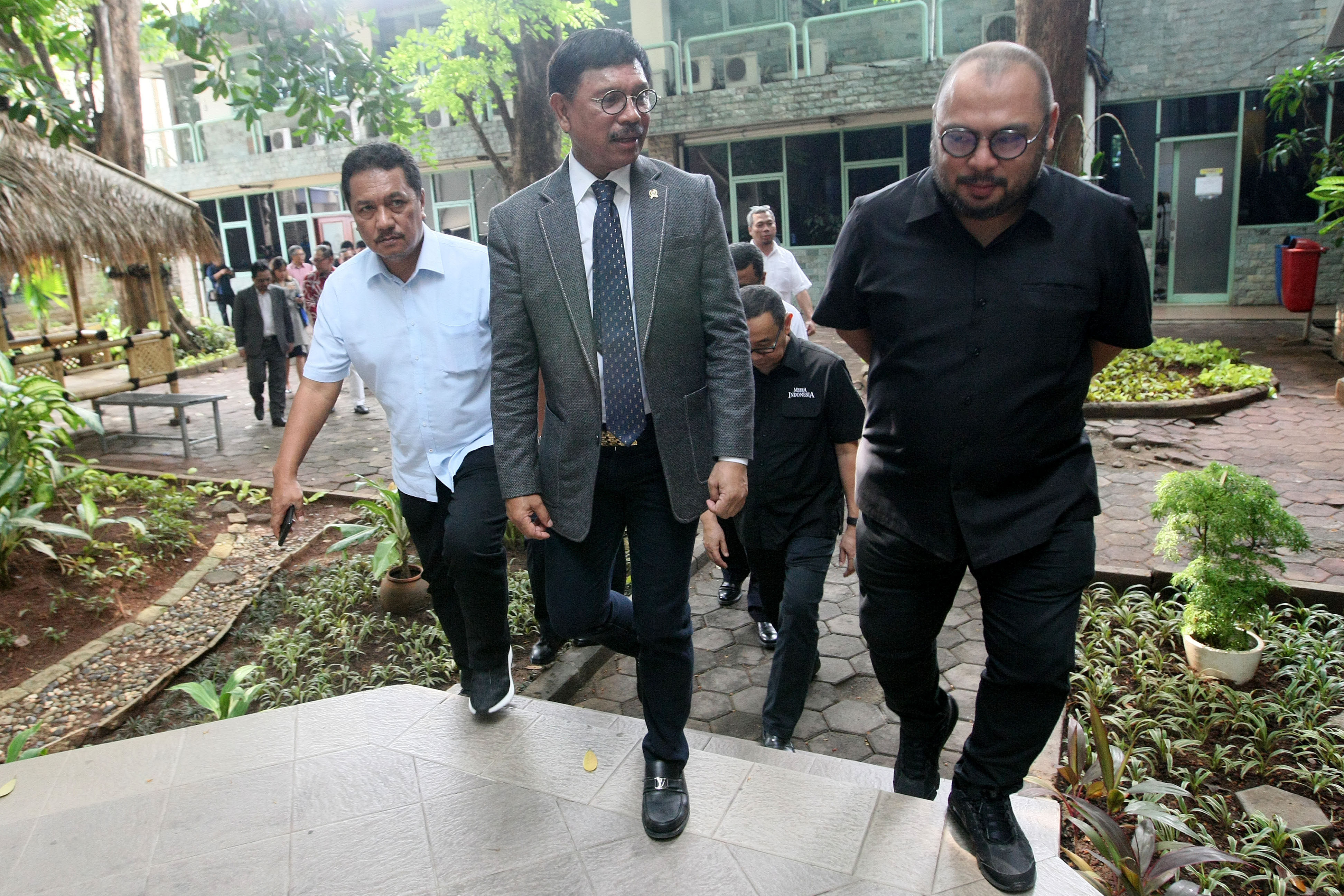 Menteri Komunikasi dan Informatika Johnny Gerard Plate (tengah) di Kompleks Media Group, Kedoya Selatan, Jakarta Barat, Rabu (29/1).