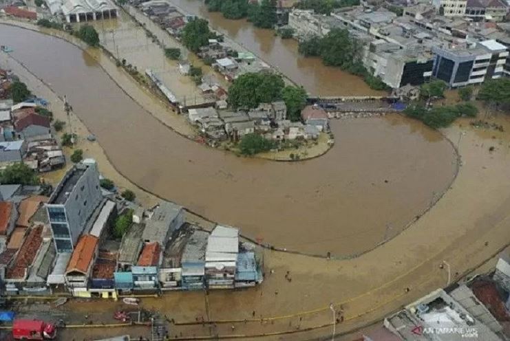 Banjir merendam kawasan Jalan Jatinegara Barat, Kampung Pulo, Jakarta, Kamis (2/1)