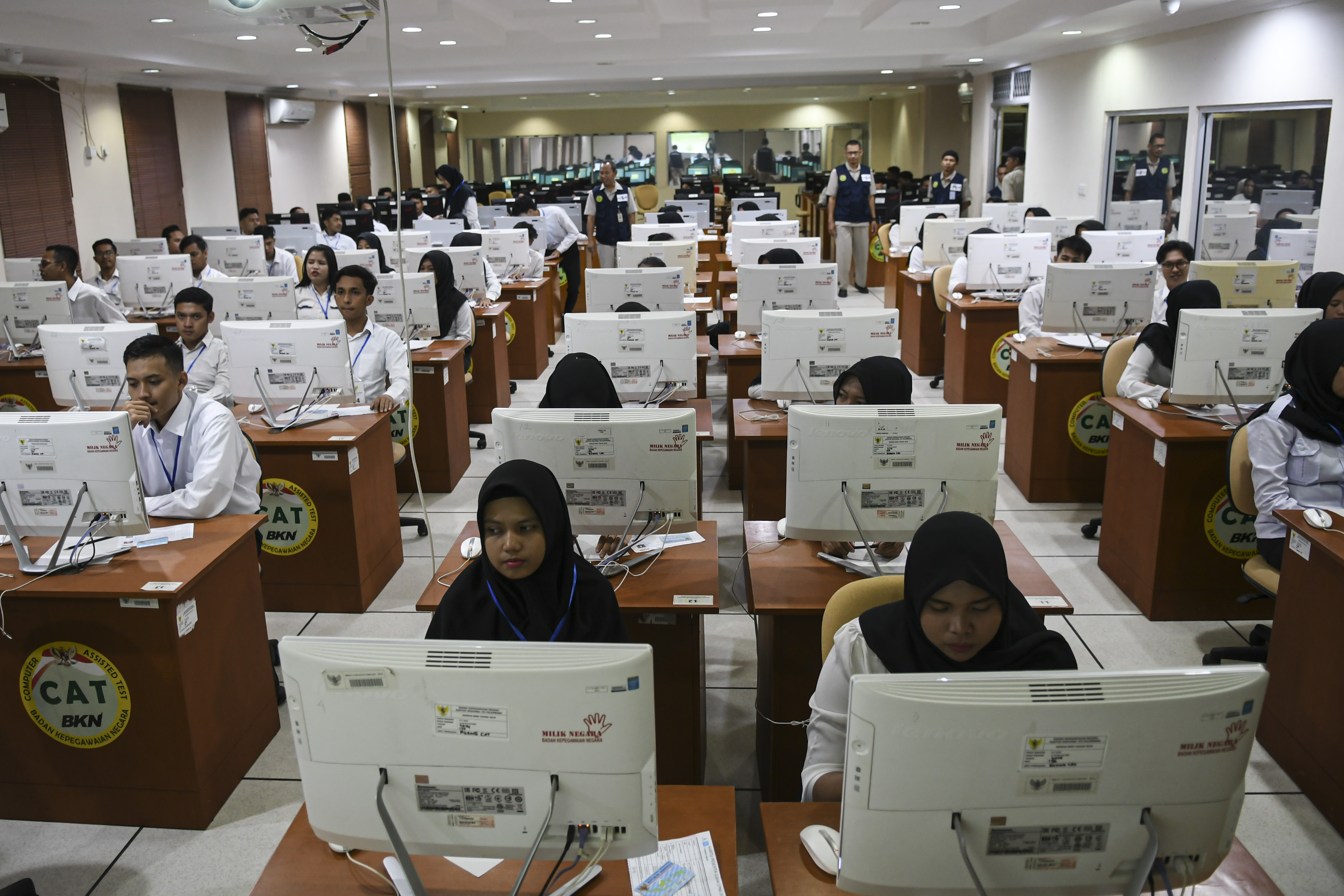 Tes seleksi CPNS di Bali dilaksanakan selama dua minggu. Peserta dilarang memakai anting-anting, jam tangan maupun aksesoris lainnya.
