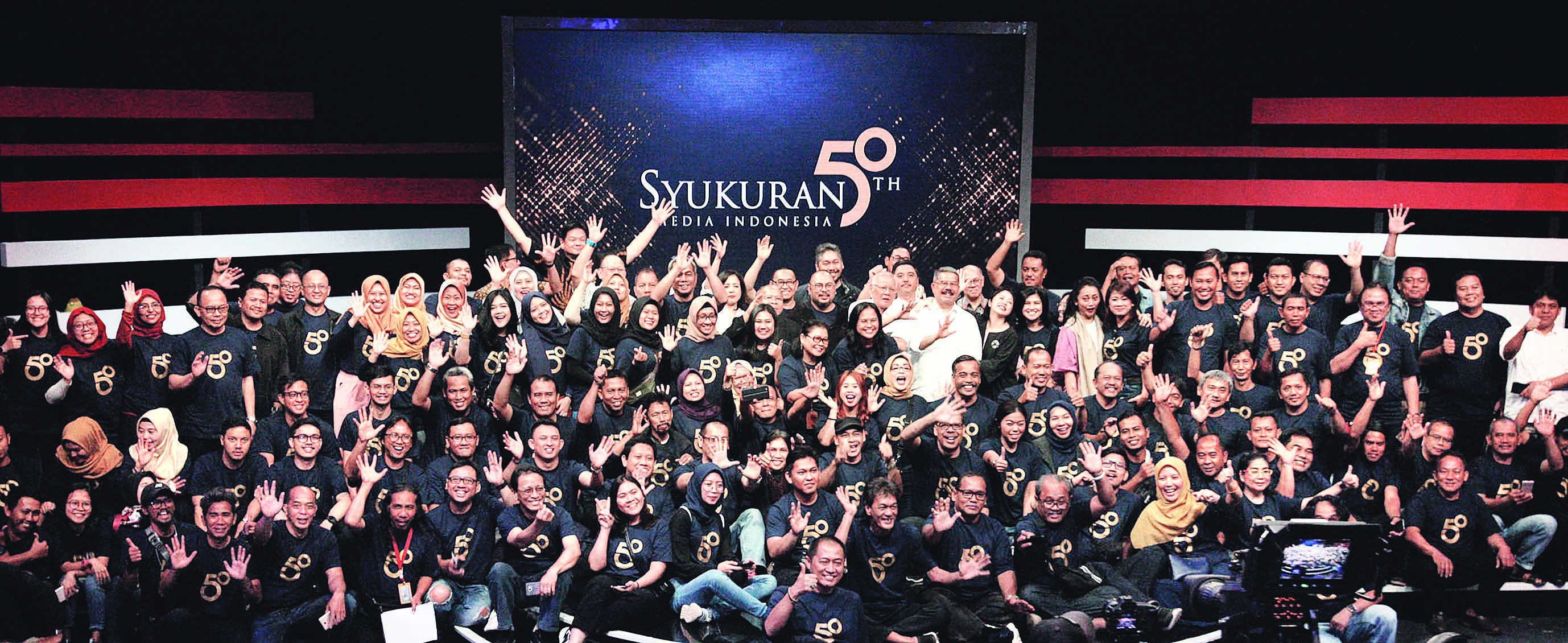 Pimpinan Media Group dan Media Indonesia berfoto bersama karyawan seusai acara Syukuran 50 Tahun Media Indonesia di Grand Studio Metro TV.