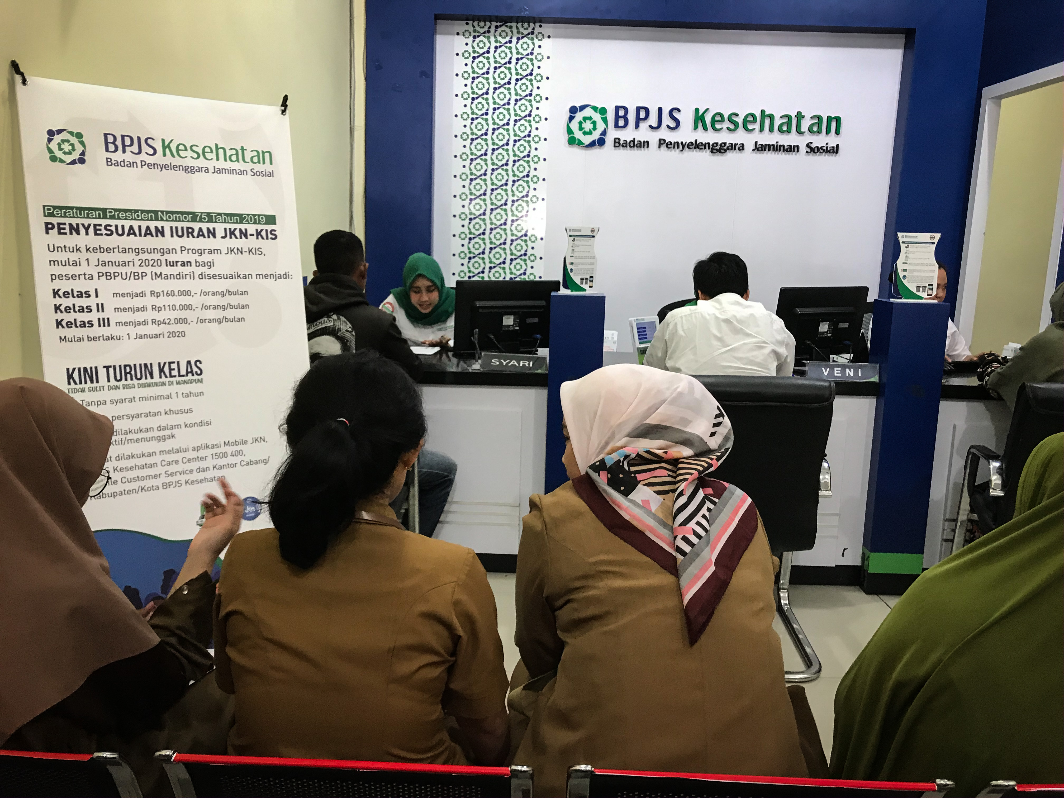 TURUNKAN KELAS BPJS KESEHATAN: Sejumlah warga mengantre untuk dilayani di kantor BPJS Kesehatan cabang Palu