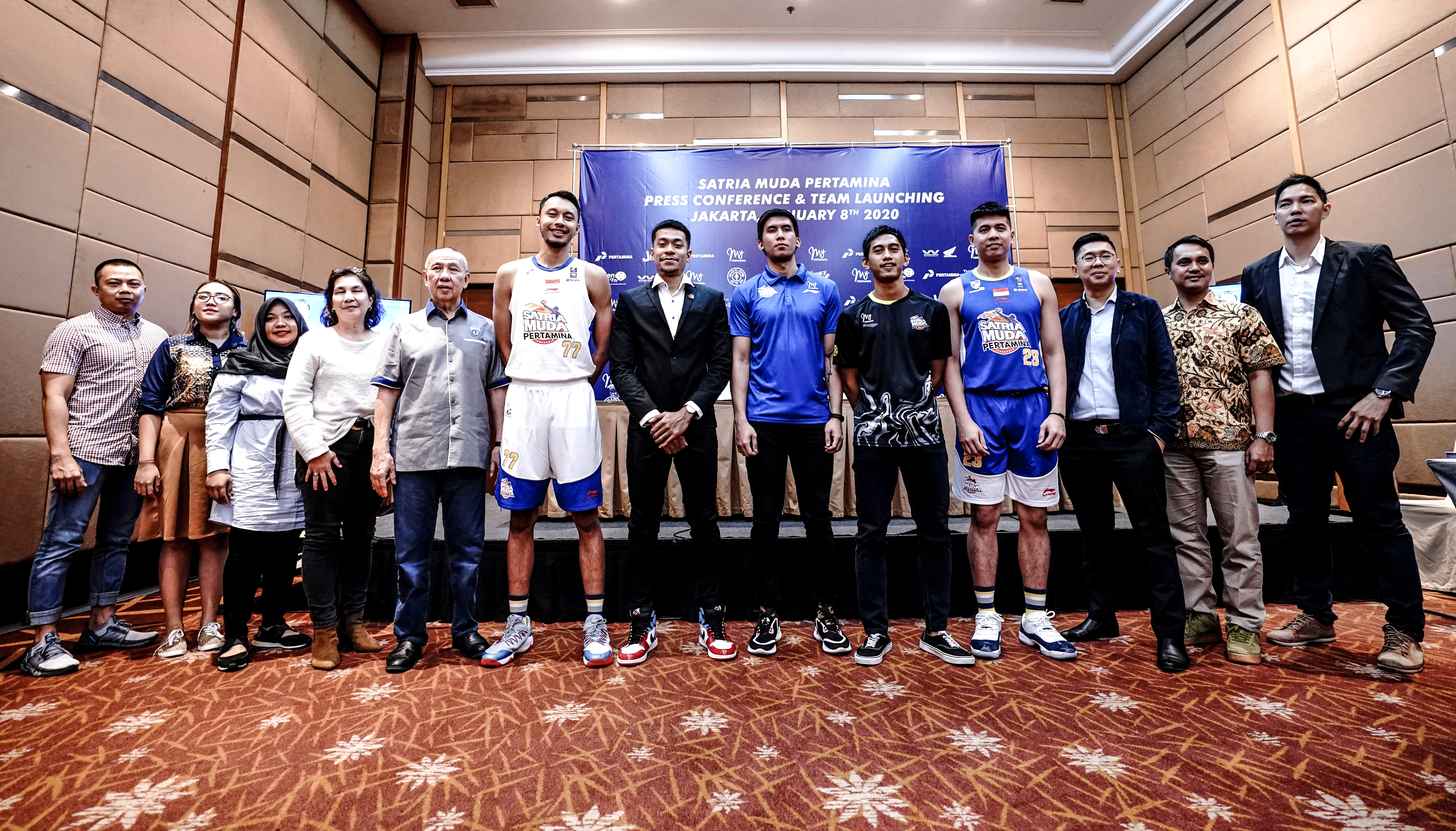 SM memperkenalkan pemain dan manajemennnya