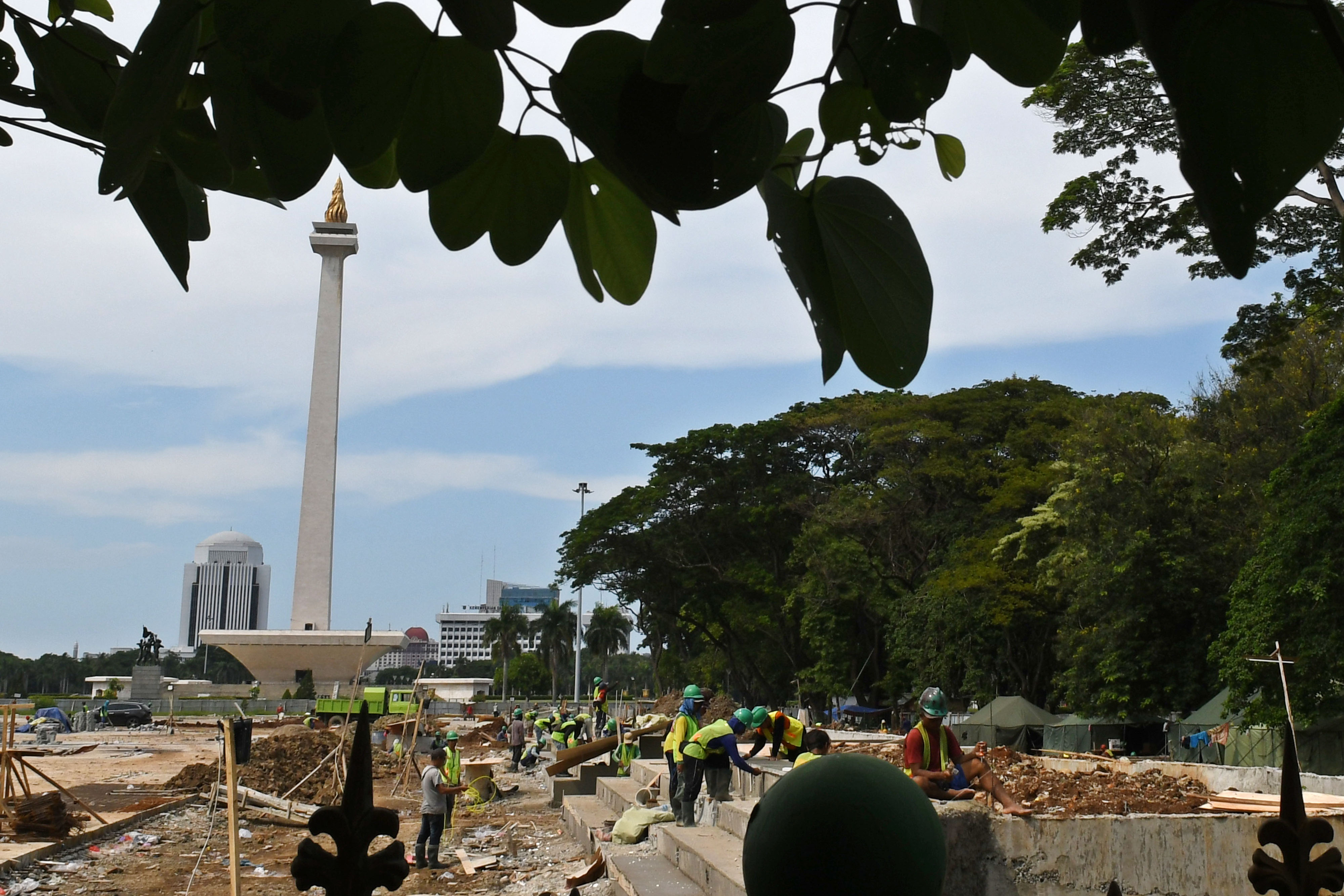Sejumlah buruh mengerjakan pembangunan Plaza Selatan Monumen Nasional (Monas) di Jakarta, Rabu (22/1).