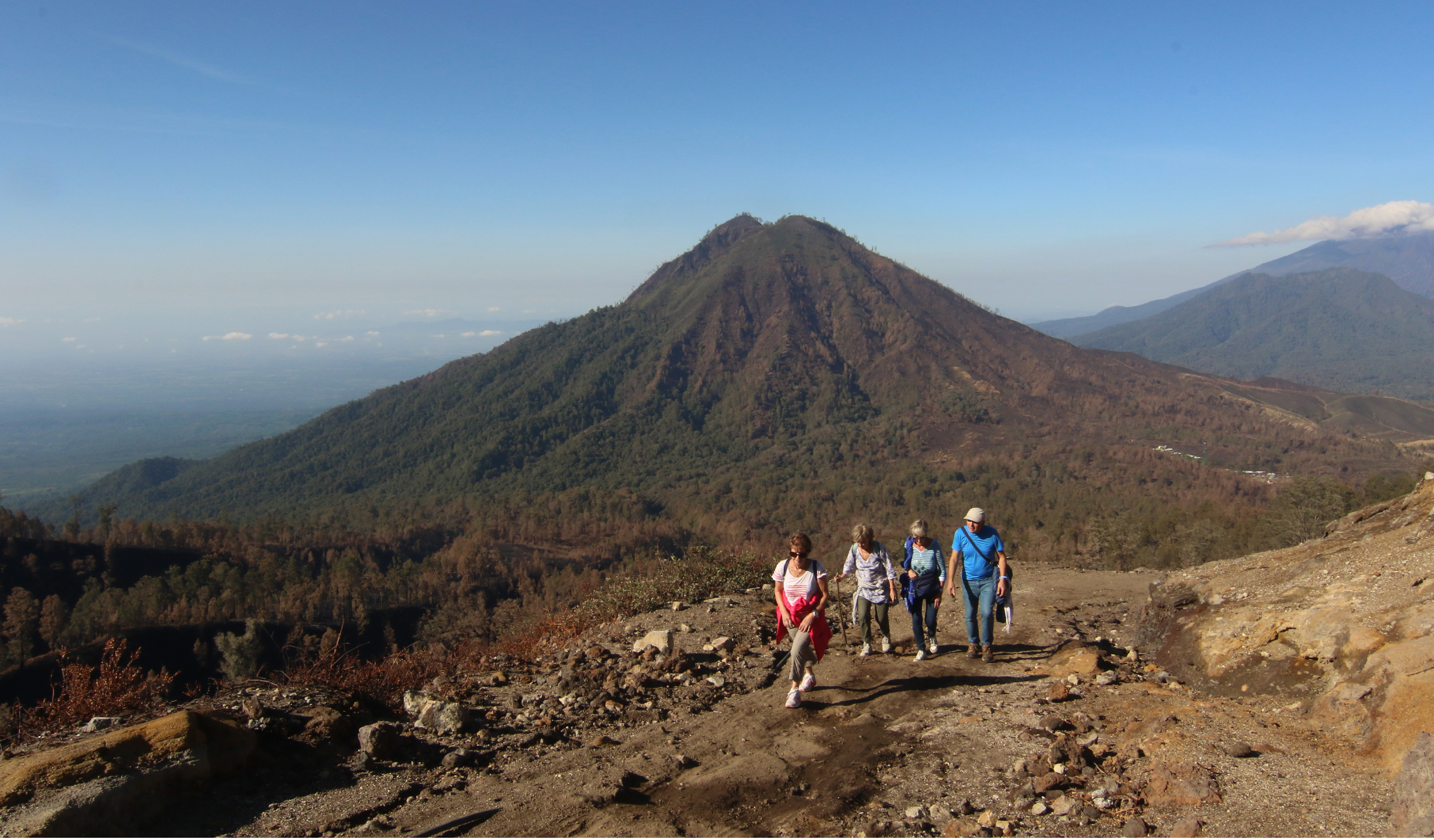 Gunung Ijen di Jawa Timur mengeluarkan gas beracun sejak dua hari lalu. Pendakian gunung tetap dibuka seperti biasa. 