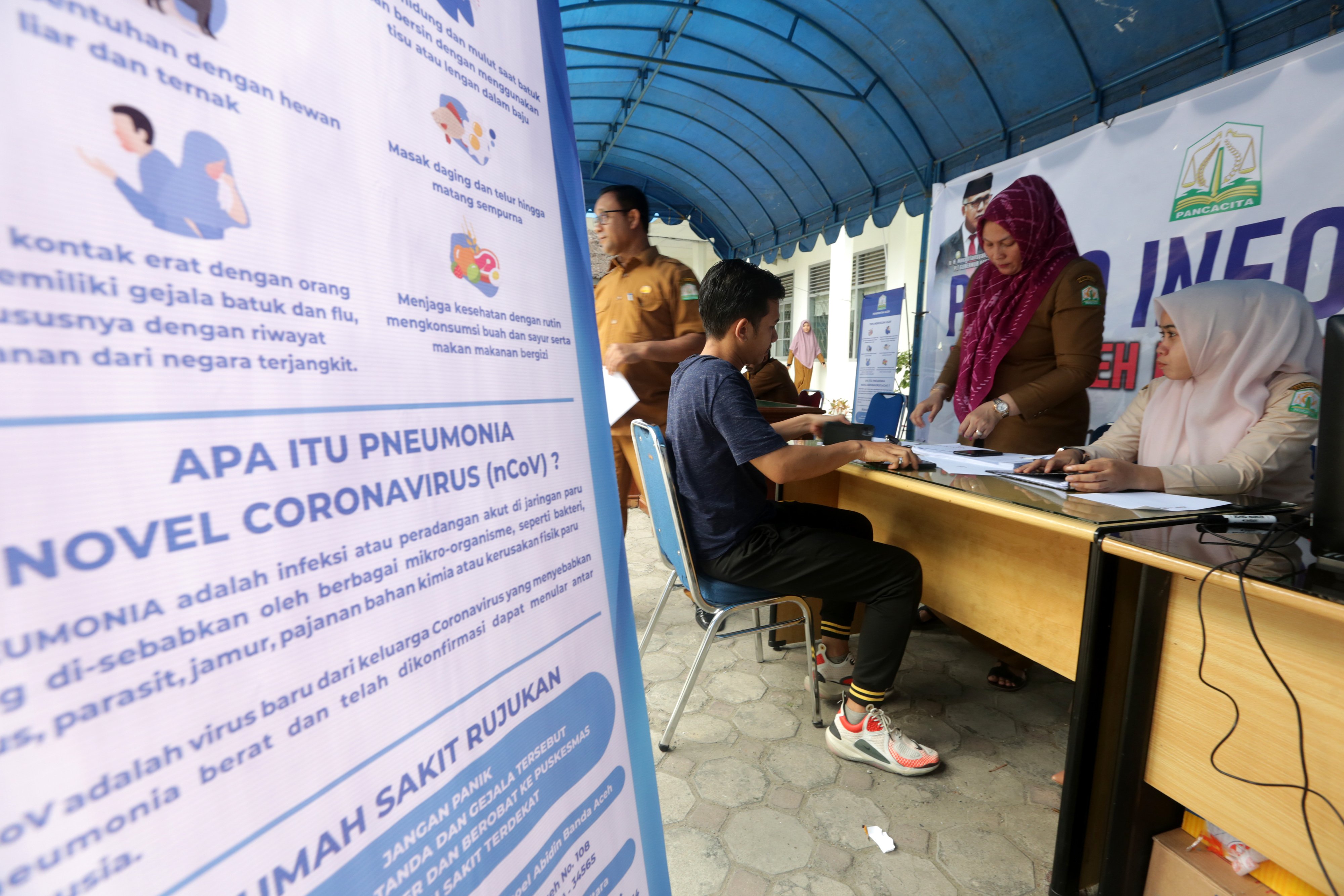 Posko informasi mahasiswa Aceh di Wuhan yang digelar oleh pemerintah Nangroe Aceh Darussalam di Banda Aceh