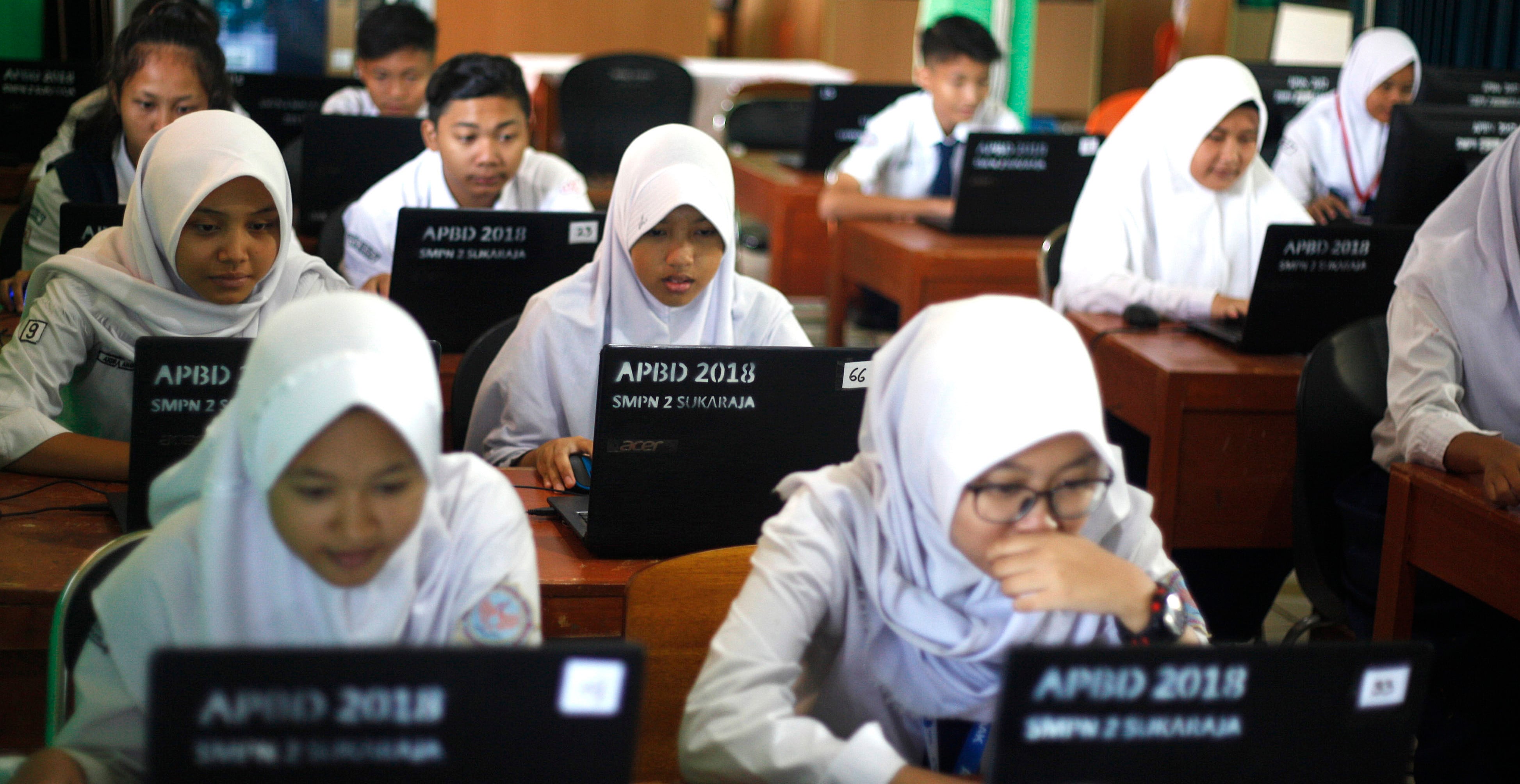  Sejumlah siswa Sekolah Menengah Pertama (SMP) mengikuti Ujian Nasional Berbasis Komputer (UNBK) di SMP N 2 Sukaraja, Bogor, Jawa Barat.