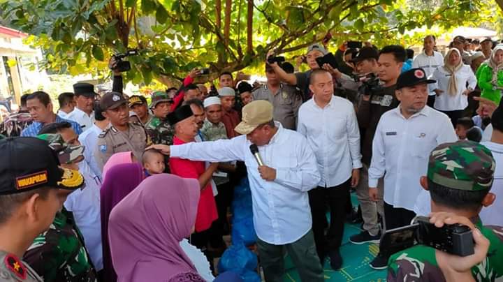 Gubernur Sumut  Edy Rahmayadi  bertemu pengungsi korban banjir bandang di  Desa Pematang, Kecamatan NA IX-X, Labuanbatu Utara, Rabu (8/1).