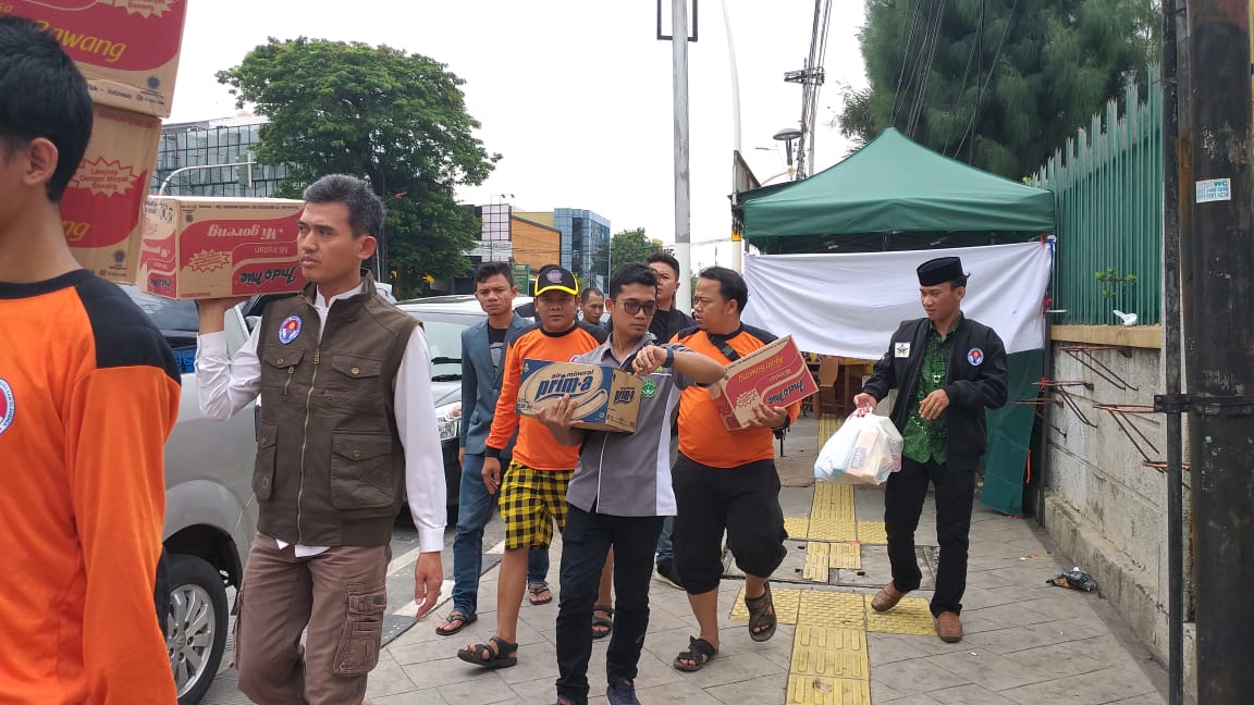 Kemenpora dan puluhan relawan pemuda dari organisasi kepemudaan, BEM, dan organisasi pelajar turun langsung untuk membantu korban banjir.
