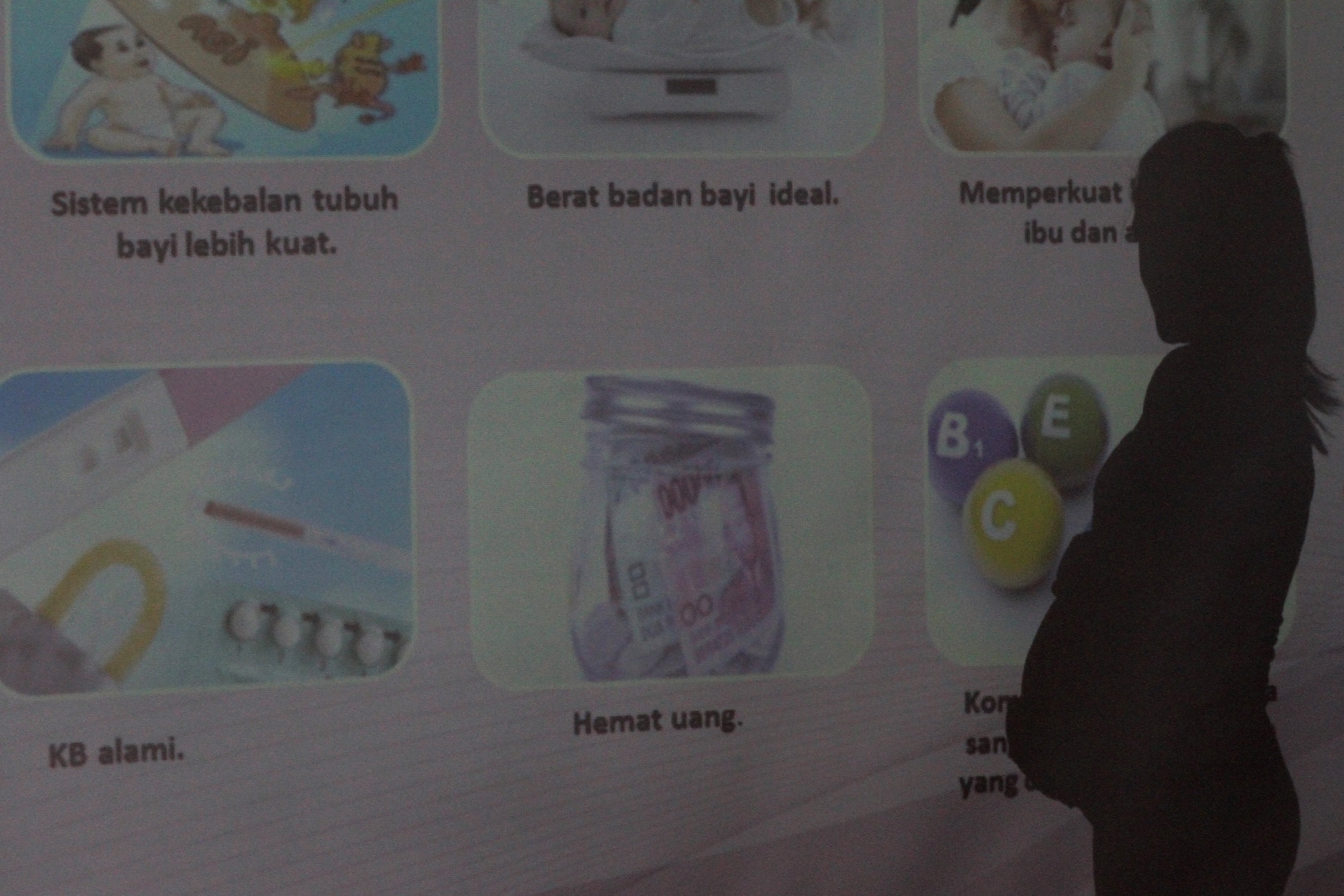  Seorang peserta mengikuti pendampingan gratis bagi ibu hamil di Rumah Sakit Persada, Malang, Jawa Timur, Sabtu (28/12/2019).