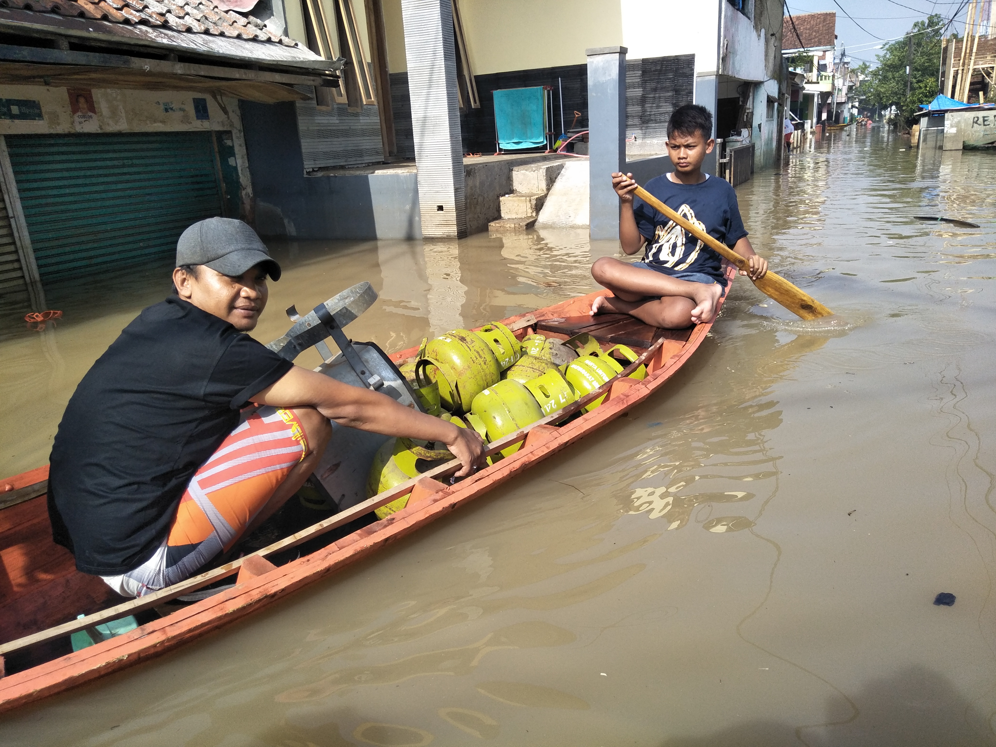 Warga beraktivitas menggunakan ojek perahu