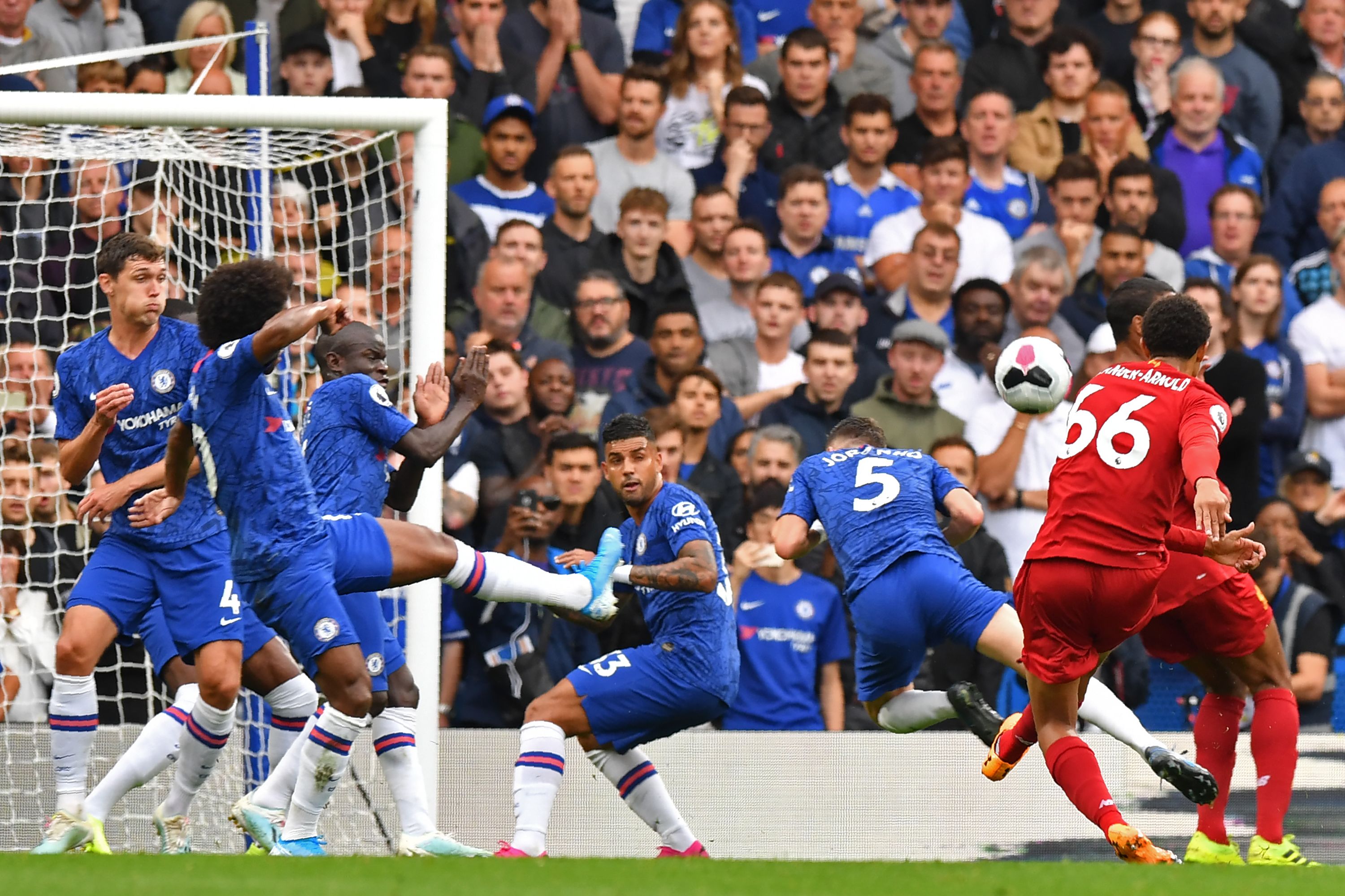 Bek Liverpool Trent Alexander-Arnold mencetak gol ke gawang Chelsea di laga Liga Primer Inggris. 