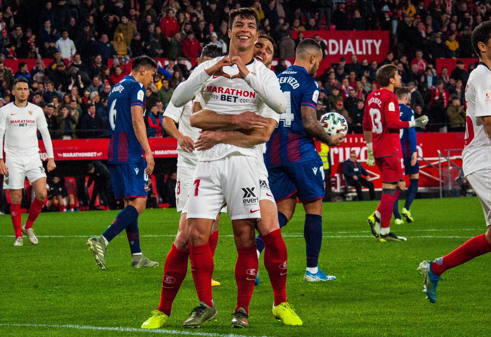 Oliver Torres melakukan selebrasi usai mencetak gol ketiga Sevilla ke gawang Levante di laga Copa del Rey.