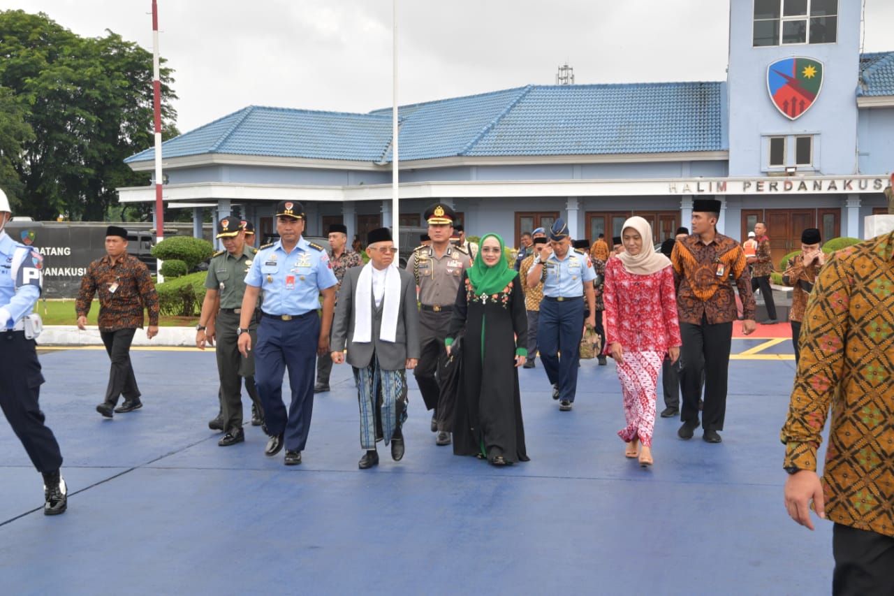 Wapres Ma'ruf Amin beserta istri dan rombongan tiba di Bandara Internasional Juanda Surabaya dan disambut Gubernur Jawa Timur Khofifah