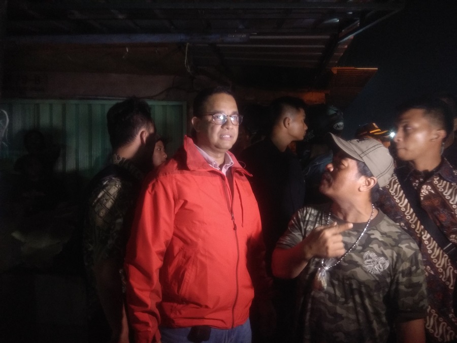 Gubernur DKI Jakarta Anies Baswedan saat meninjau banjir di kawasan Kampung Melayu, Jakarta Timur.