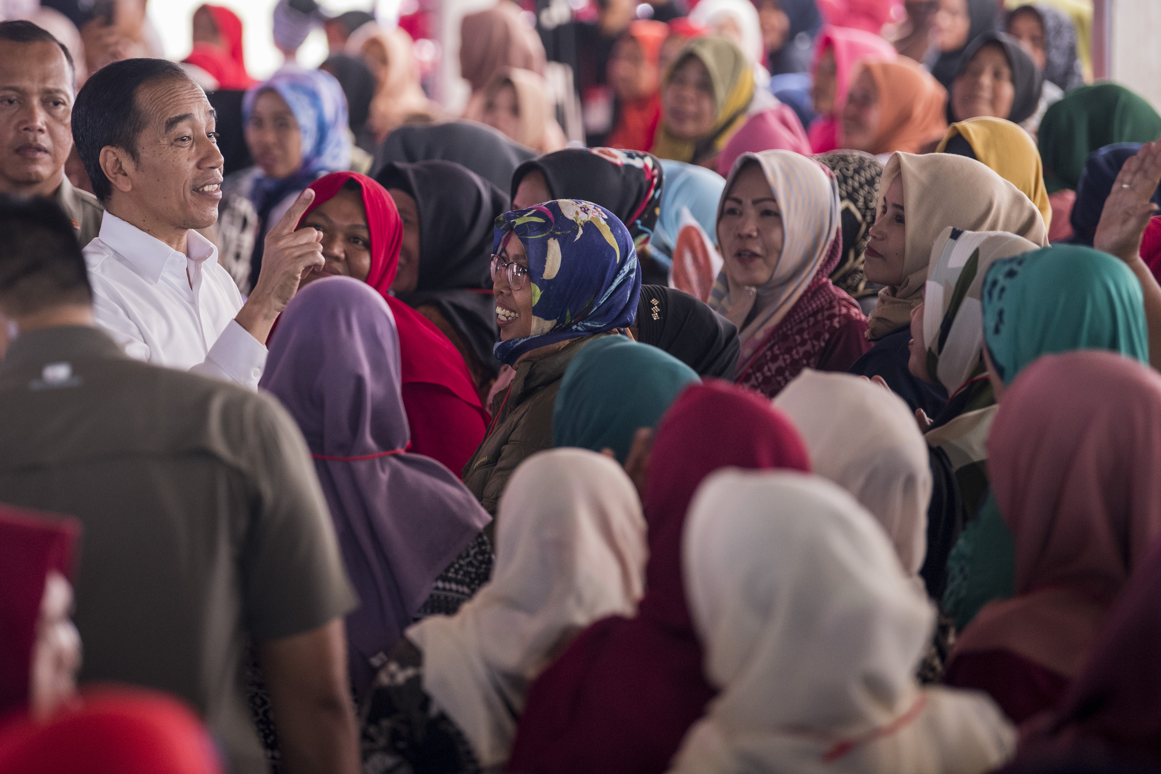 Presiden Joko Widodo (kiri) berdialog dengan warga sebelum penyerahan Program Keluarga Harapan tahap I 2020 di Kota Cimahi, Rabu (29/1).