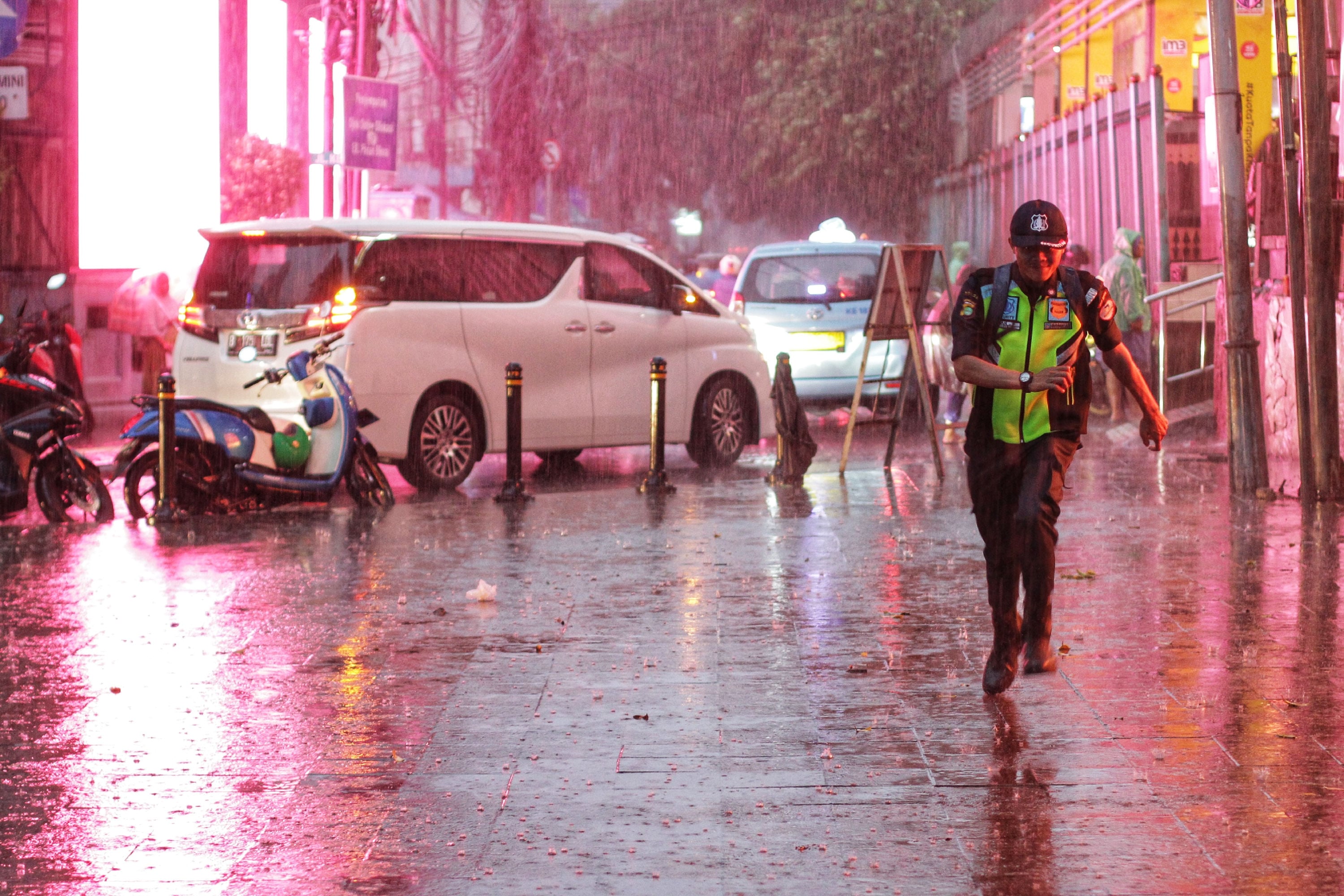 Hujan deras mengguyur kawasan Dukuh Atas, Jakarta Pusat.