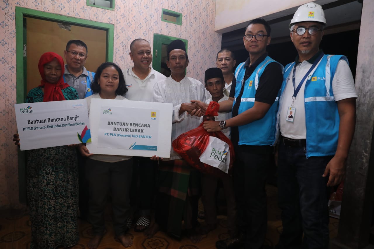 PLN Salurkan bantuan kepada warga terdampak banjir bandang di Lebak, Banten