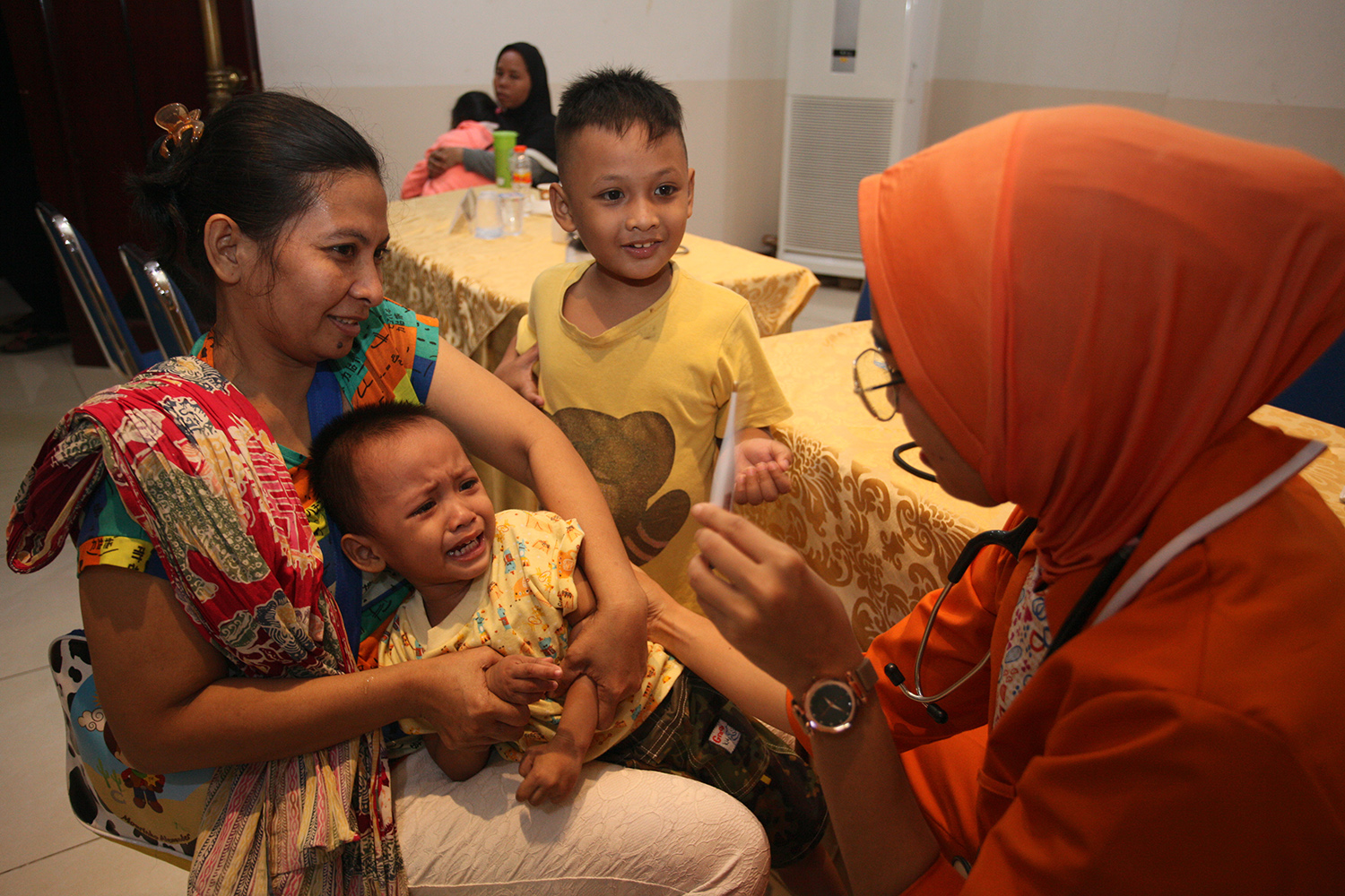 Warga melakukan pengecekan kesehatan gratis di Kantor Media Indonesia, Kedoya, Jakarta Barat, Senin (20/1).