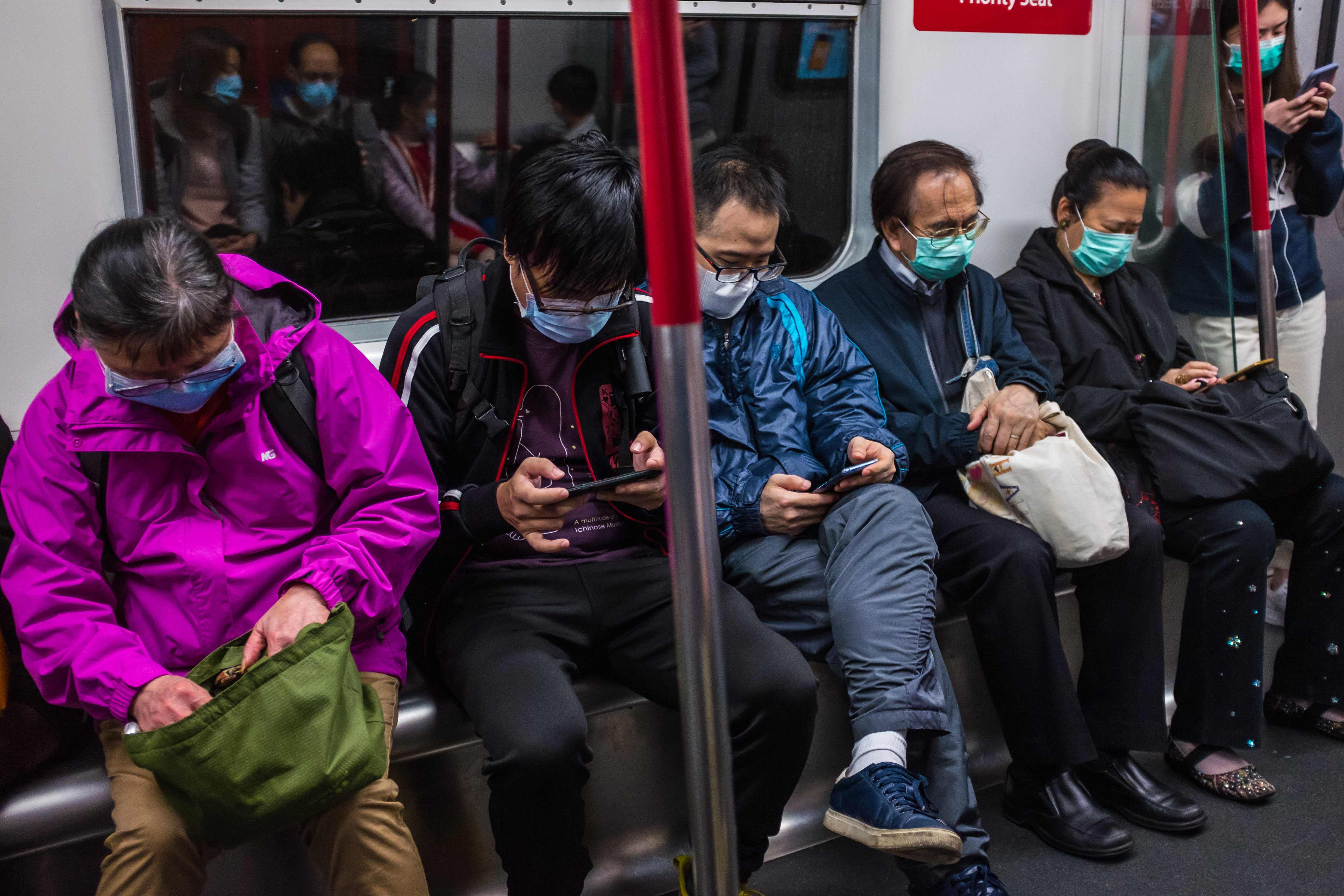 Sejumlah warga mengenakan masker saat menumpang kereta di Hong Kong seiring wabah virus korona