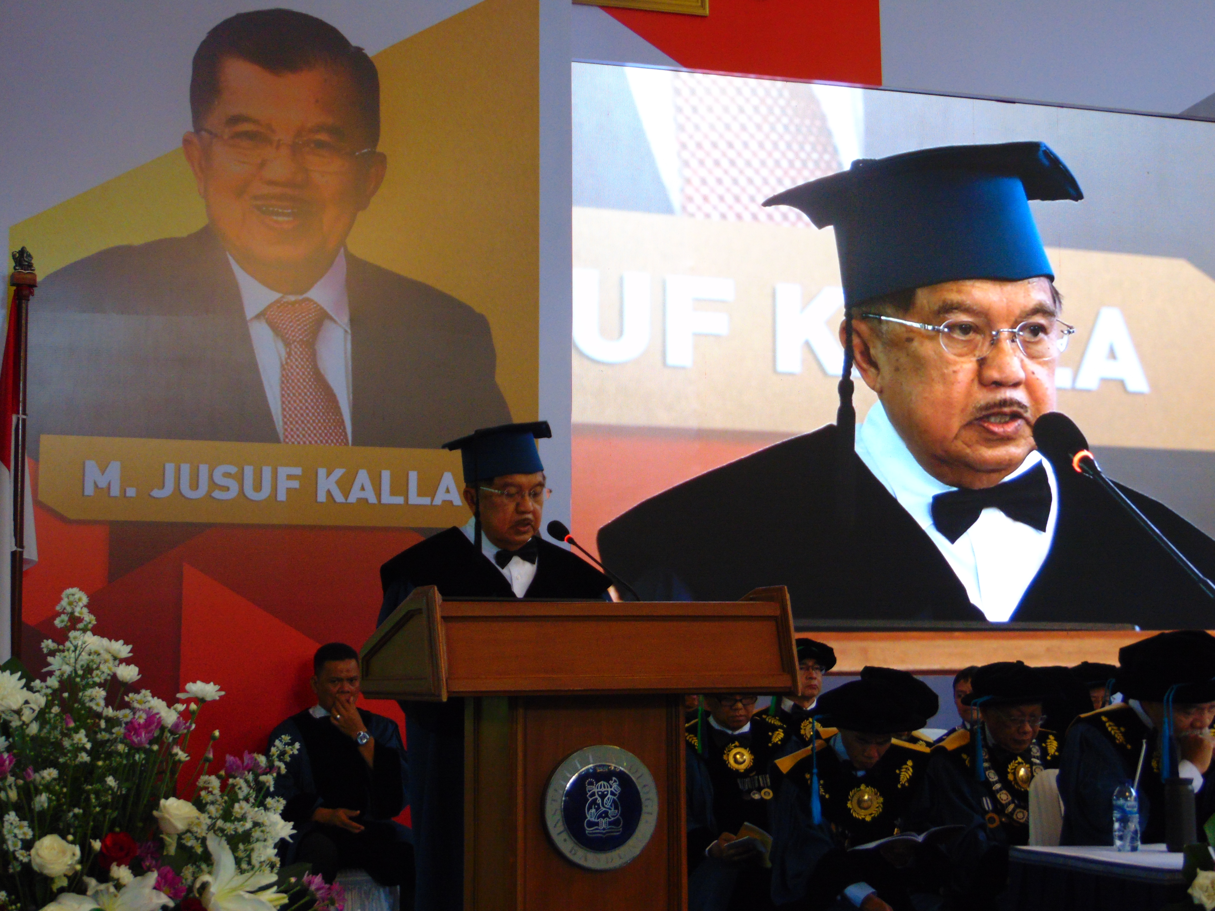 Mantan Wakil Presiden RI Jusuf Kalla saat menyampaikan orasi ilmiah dan mendapat gelar Doktor Kehormatan dari ITB