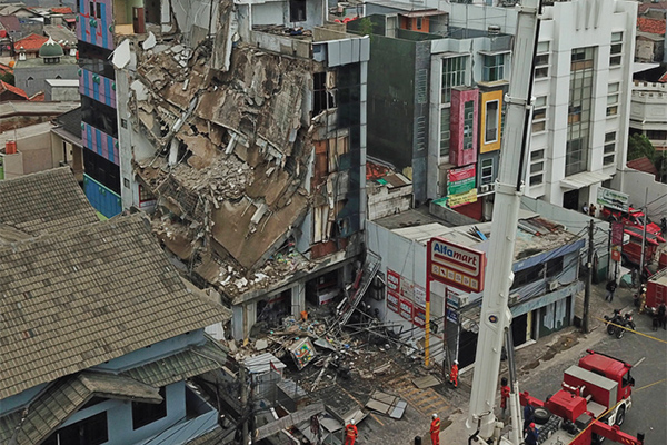 Ruko empat lantai ambruk di Jalan Brigjen Katamso, Kota Bambu Utara, Palmerah, Jakarta Barat