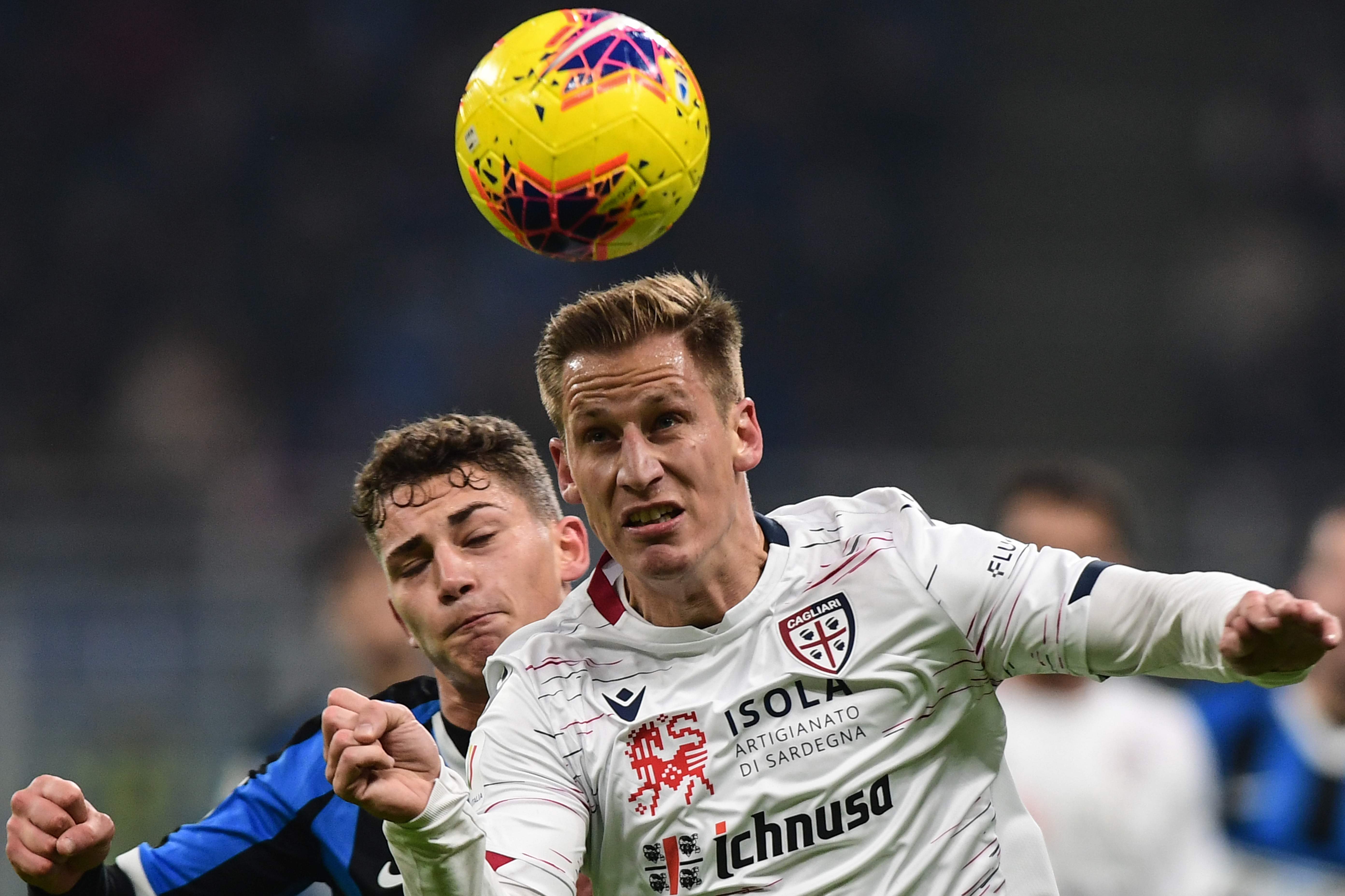 Ilustrasi--Pemain Cagliari Valter Birsa menyundul bola