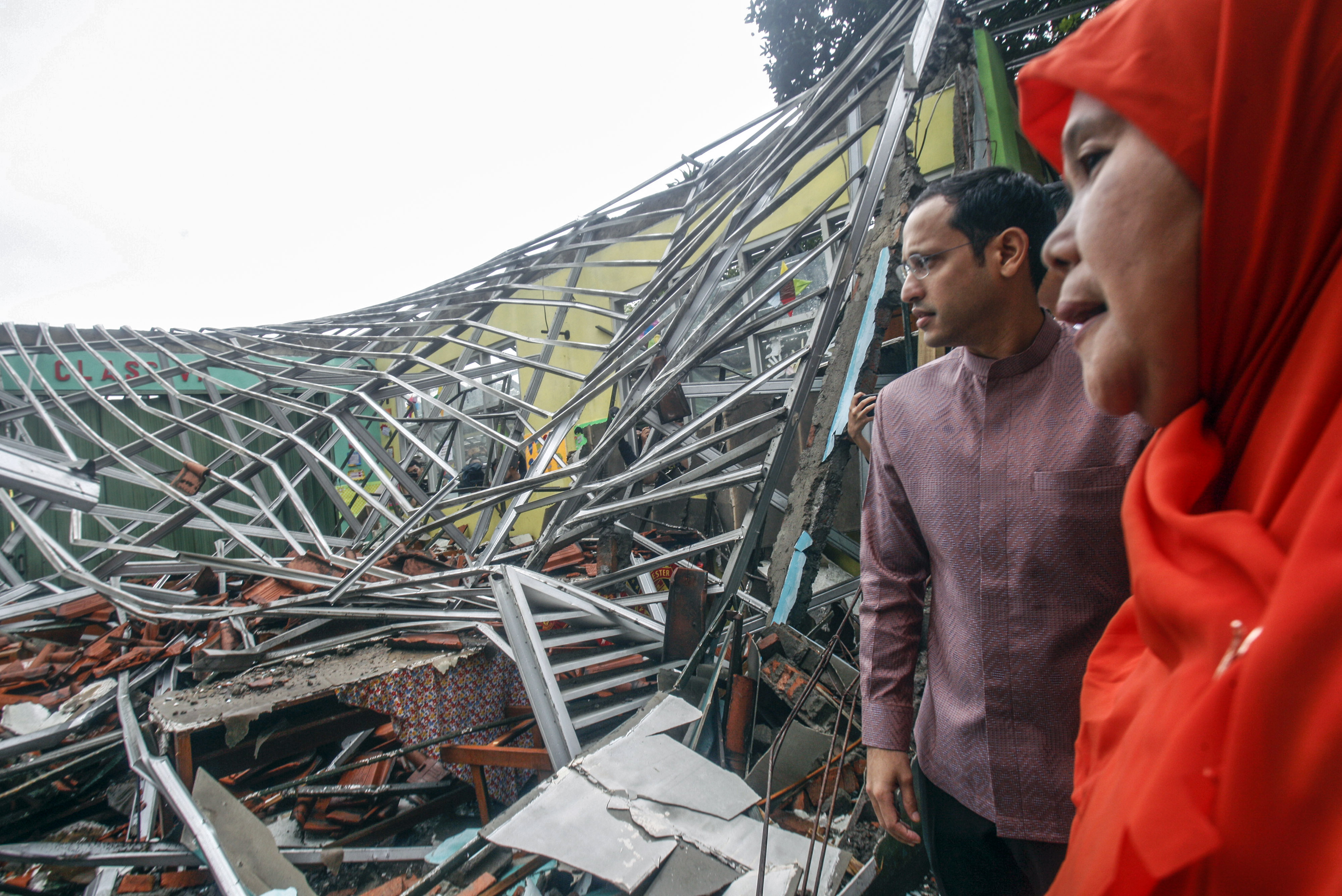 Menteri Pendidikan dan Kebudayaan (Mendikbud) Nadiem Anwar Makarim (kiri) meninjau SDN Cirimekar 02 Cibinong yang rusak akibat hujan badai 