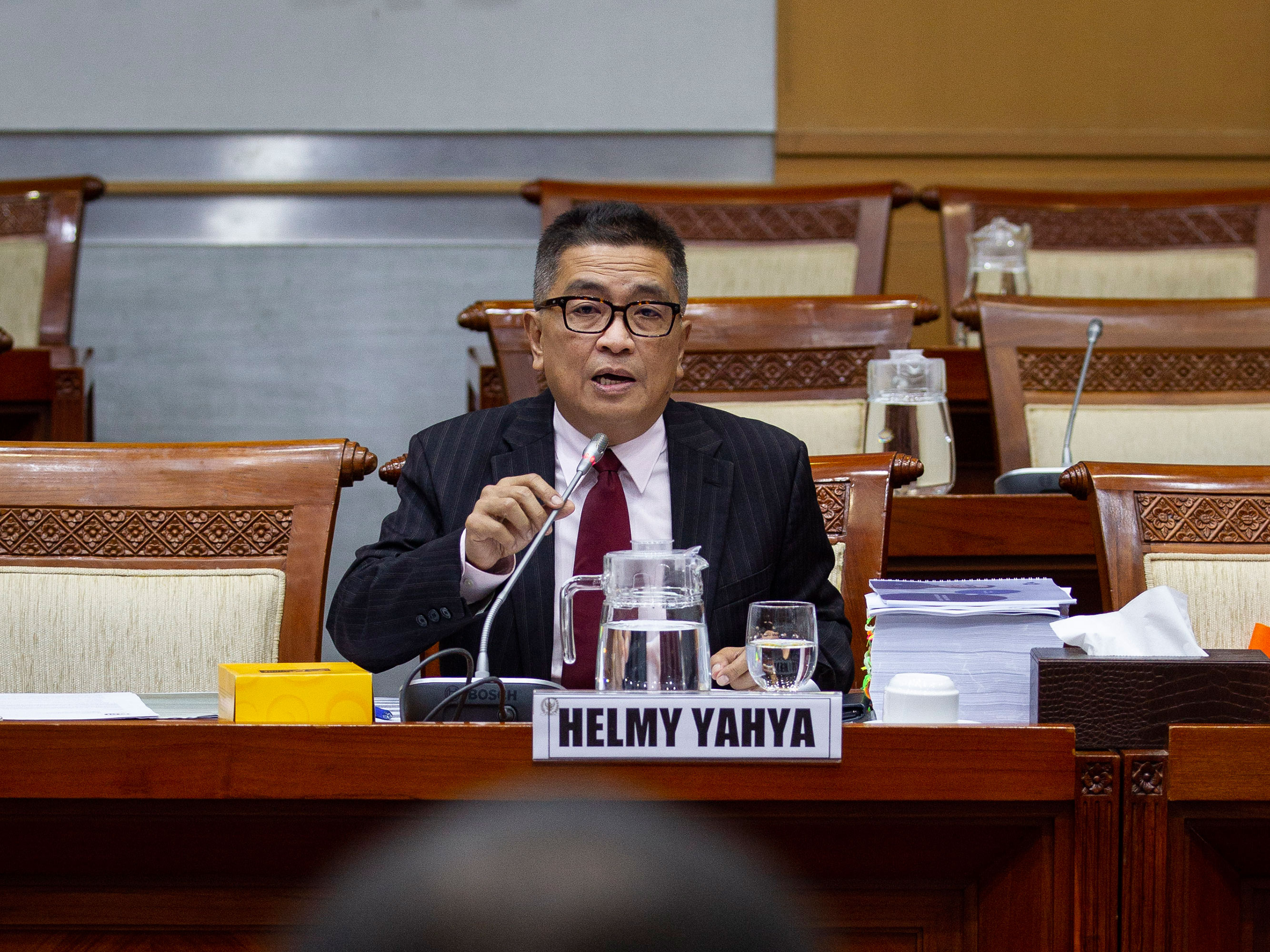 Mantan Direktur Utama Lembaga Penyiaran Publik (LPP) TVRI Helmy Yahya (kiri) menyampaikan paparan dalam Rapat Dengar Pendapat Umum (RDPU)  