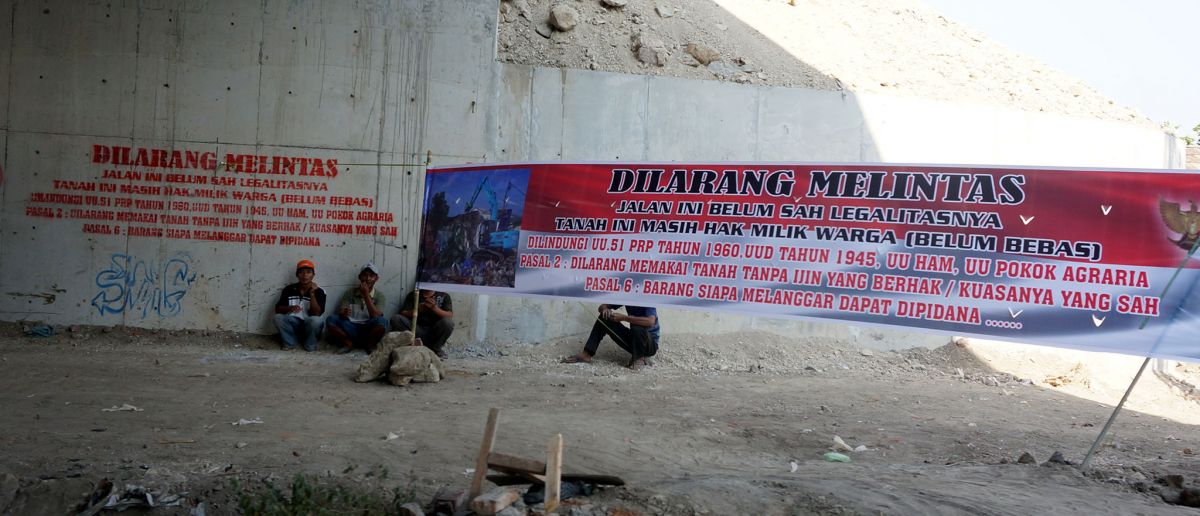 Seorang bule tutup akses jalan