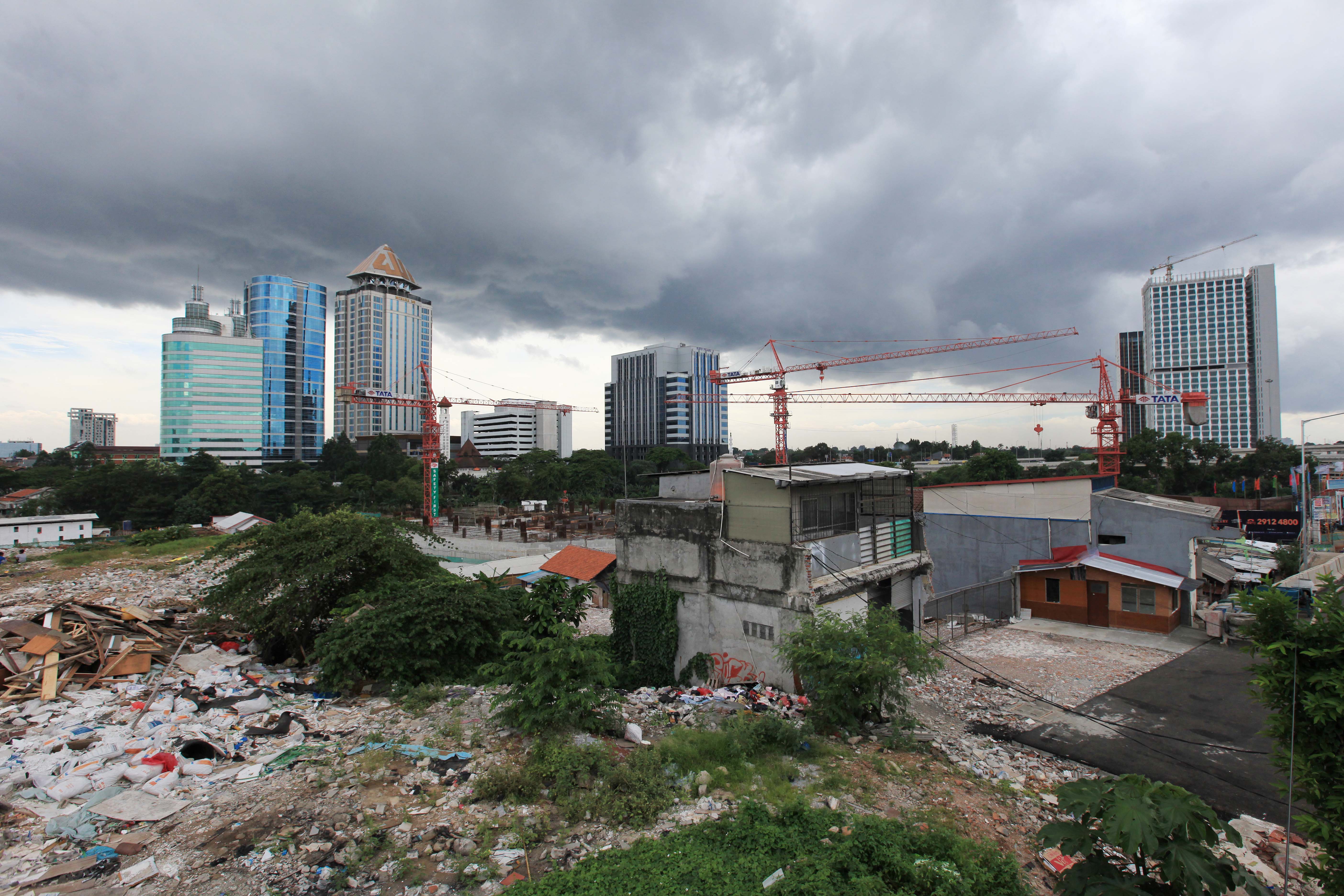 Kondisi awan di langit Ibu Kota dilihat dari sebuah lahan kosong di kawasan TB Simatupang, Jakarta Selatan.