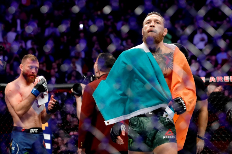 Petarung Irlandia Conor McGregor merayakan kemenangan setelah menang TKO dari petarung AS Donald Cerrone.