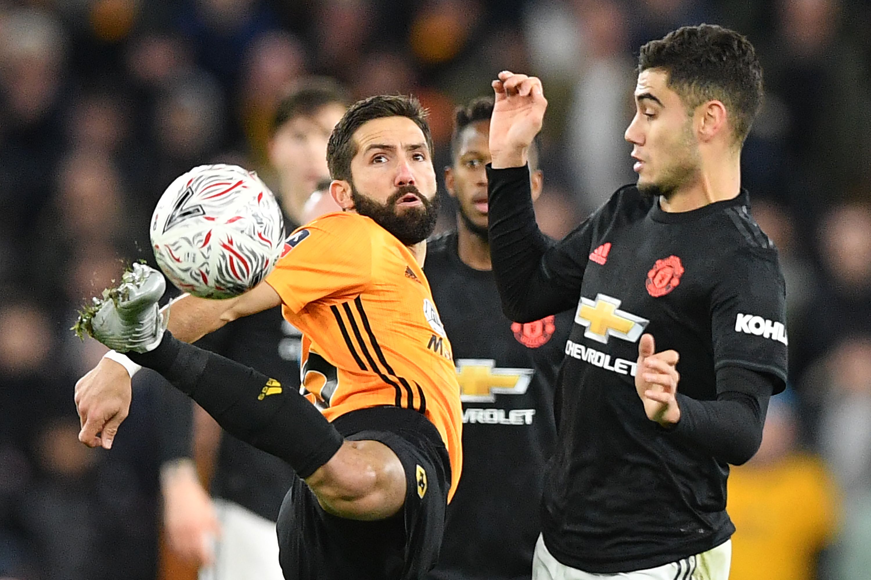  Wolverhampton Wanderers Joao Moutinho (kiri) bersaing dengan pemain tengah kelahiran Brasil Manchester United Andreas Pereira (kanan)  