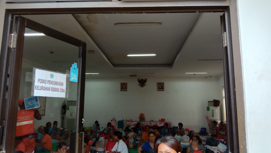 Posko kesehatan bagi korban banjir di Kelurahan Bidara Cina