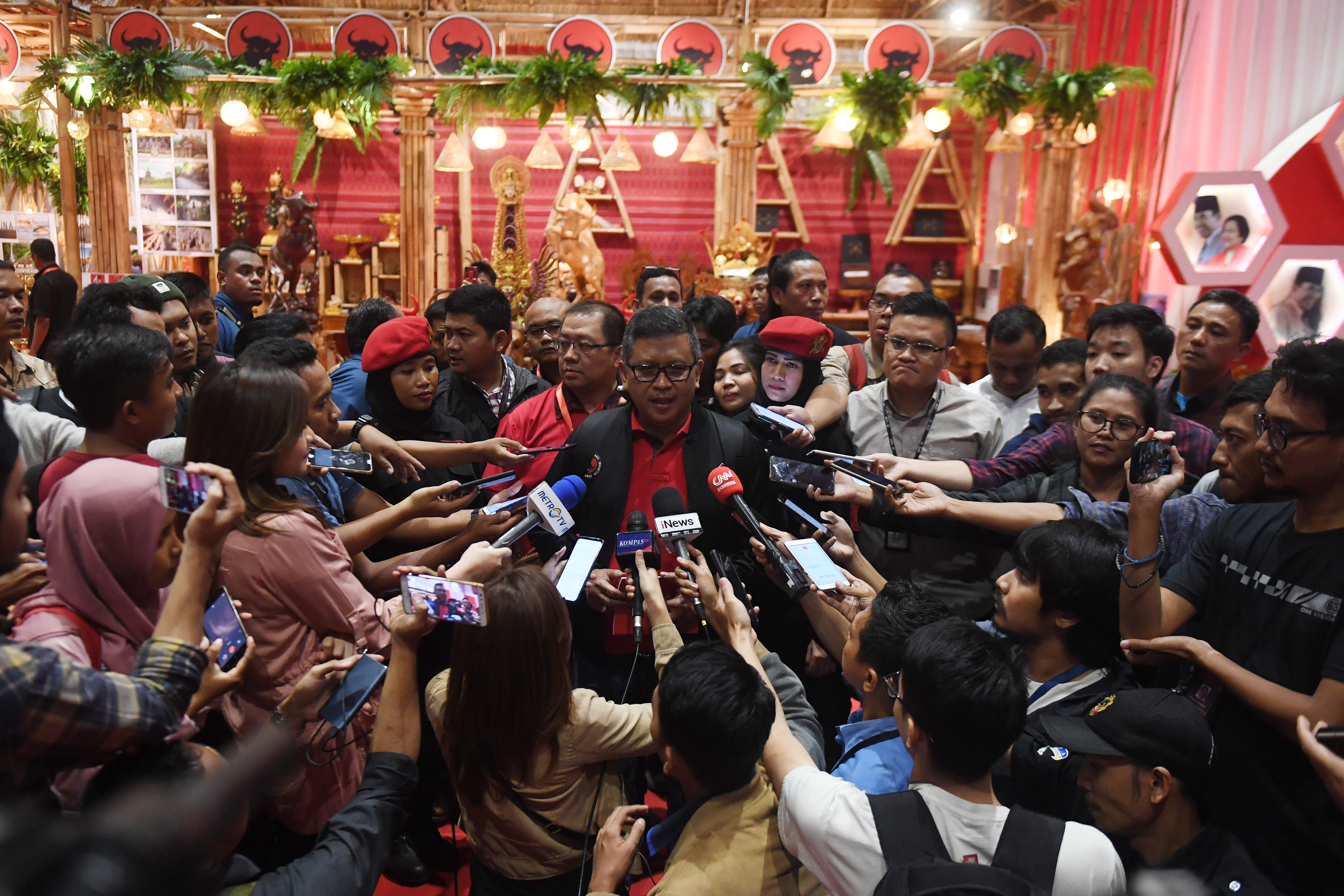 Sekjen PDI Perjuangan Hasto Kristiyanto (tengah)