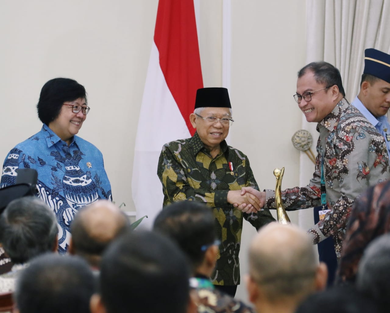 Menteri LHK Siti Nurbaya (kiri) dan Wapres KH Ma'ruf Amin pada acara anugerah Penghargaan Proper 2019 di Jakarta, Rabu (8/1).