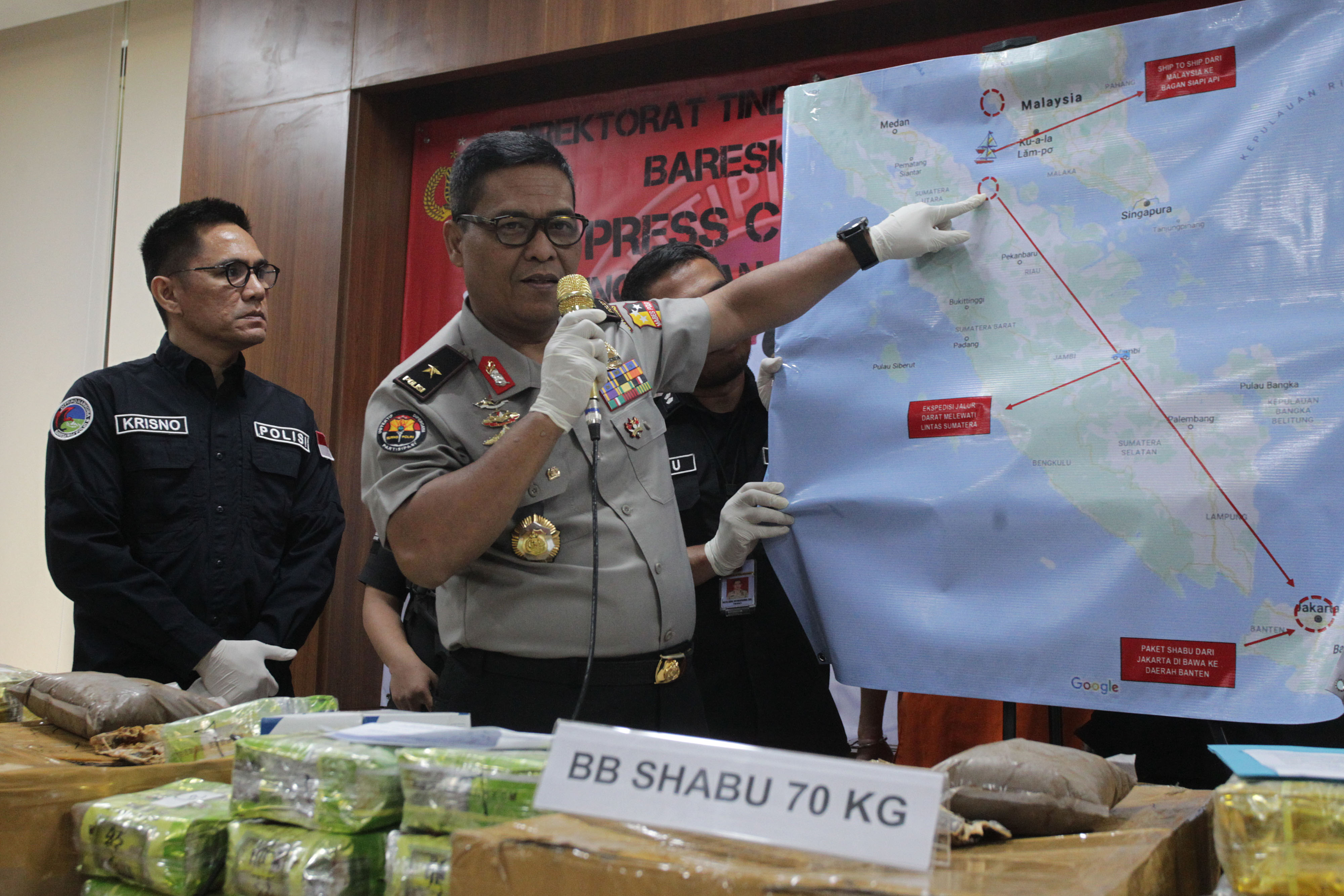 Karo Penmas Divisi Humas Polri Kombes Argo Yuwono (kanan) memberikan keterangan peta jalur pengiriman narkoba kepada awak media