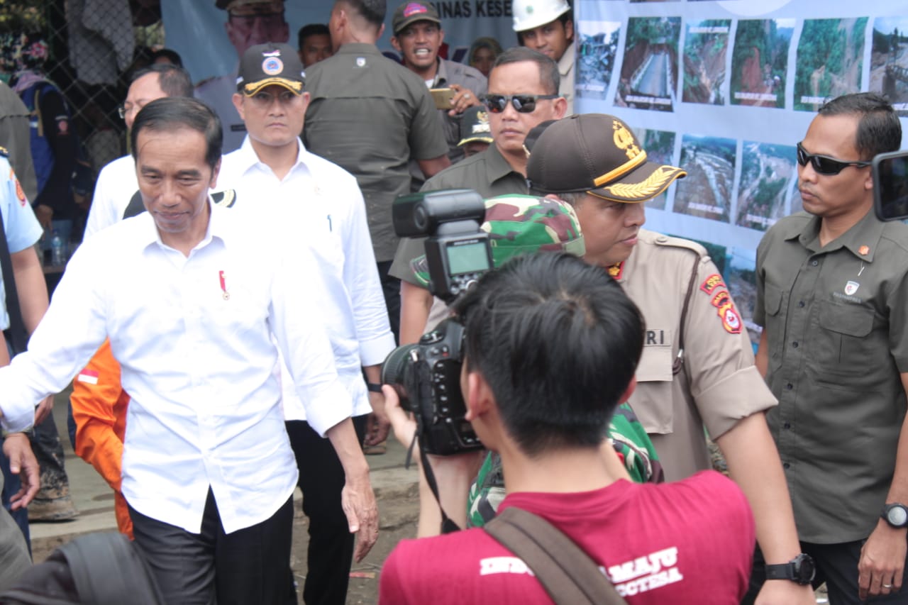Presiden Jokowi Kunjungi Lokasi Banjir Bandang di Lebak, Banten, Selasa (7/1).