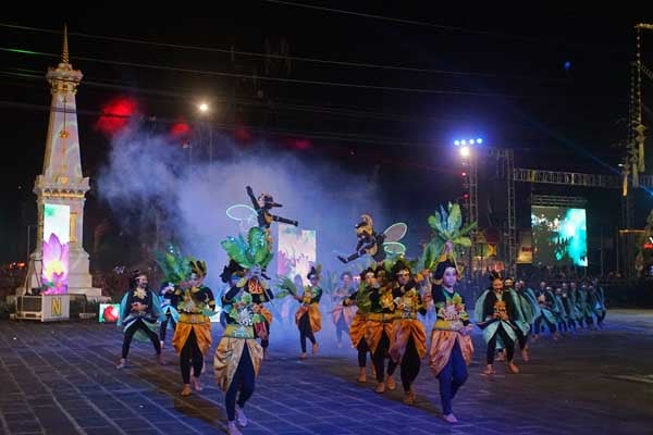 Peserta tampil saat acara Wayang Jogja Night Carnival (WJNC) ke-4 bertajuk Wayang Kapi-Kapi di Tugu Pal Putih, Yogyakarta.