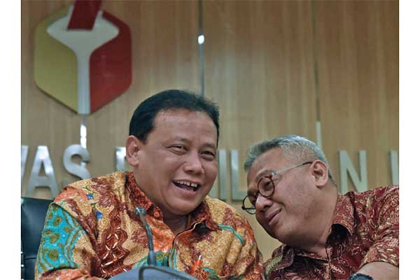 Ketua Bawaslu Abhan (kiri) berbincang dengan Ketua KPU Arief Budiman di Gedung Bawaslu, Jakarta, kemarin