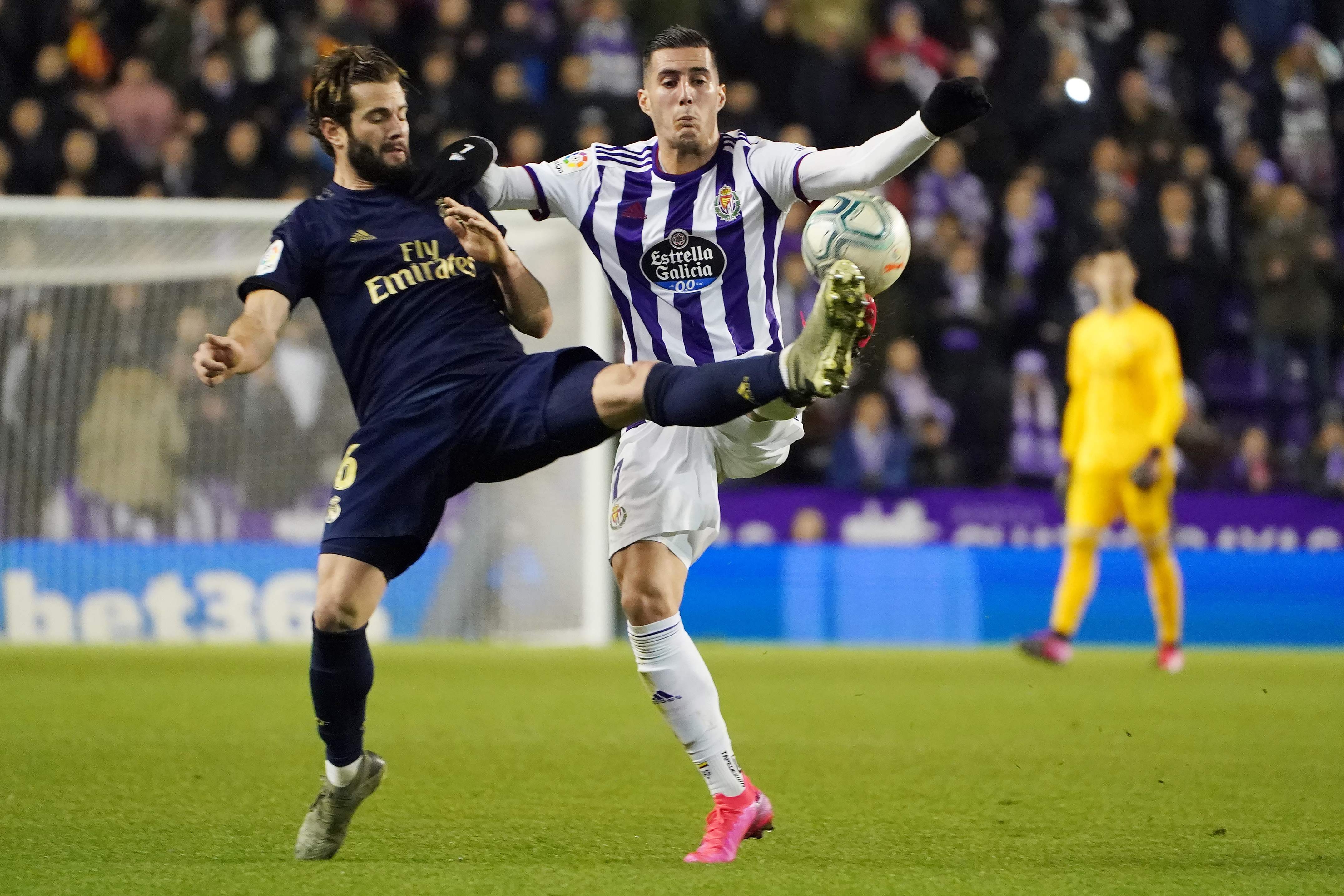  Bek Real Madrid Nacho Fernandez (kiri) menempel penyerang Valladolid' Sergi Guardiola saat laga Mardrid versus Valladolid. 