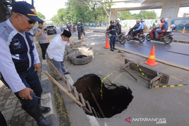Jalan amblas yang mengakibatkan lubang sedalam 2,5 meter di Jalan Daan Mogot.