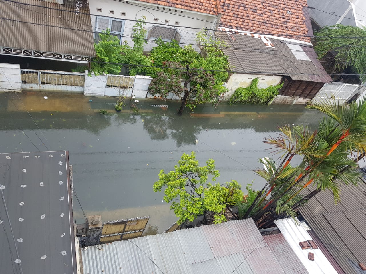 Banjir yang melanda pemukiman warga di Jalan Hemat 3, Jelambar, Jakarta Barat, Rabu (1/1).