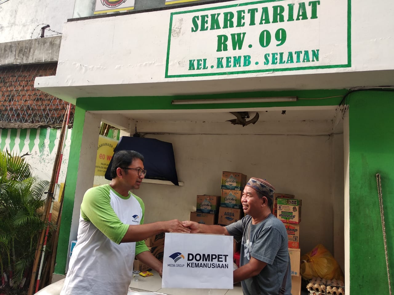 Ketua Yayasan Media Group, Ali Sadikin, memberikan bantuan kepada warga yang terdampak banjir di RW 09 Kelurahan Kedoya Selatan, Jumat (3/1)