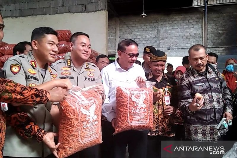 Barang bukti  kue kering yang berbahan telur invertil atau gagal tetas