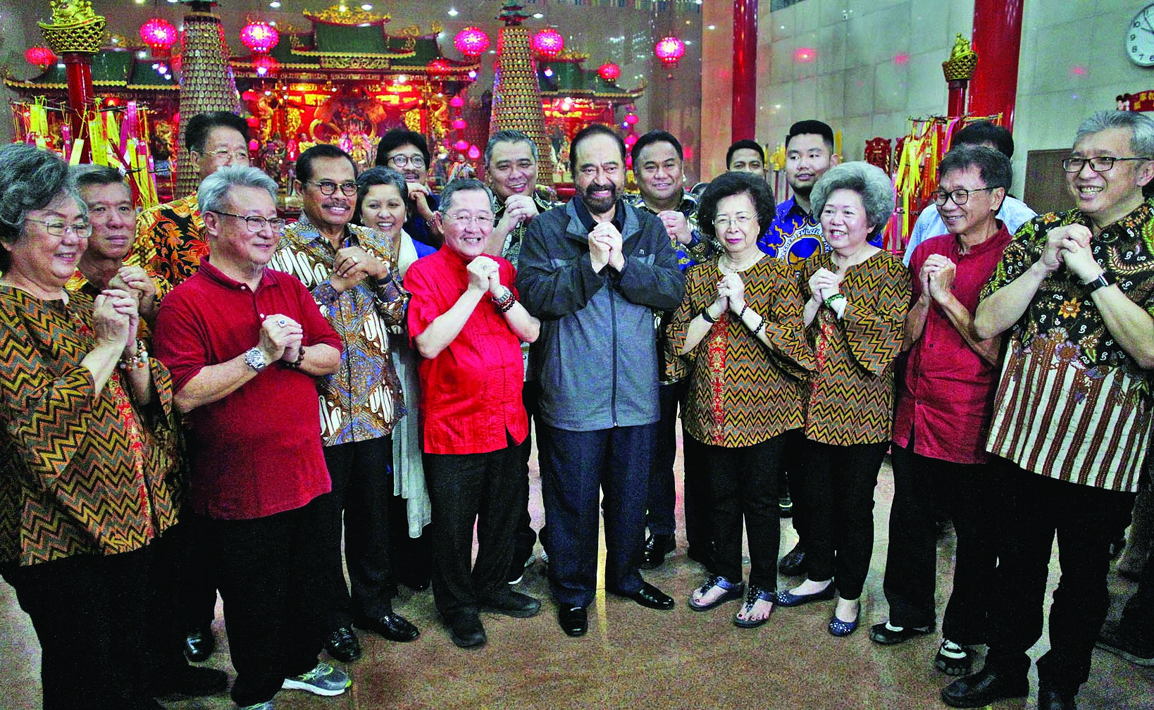 Ketua Umum Partai NasDem Surya Paloh (tengah) didampingi fungsionaris DPP Partai NasDem bersilaturahim dengan warga Tionghoa.