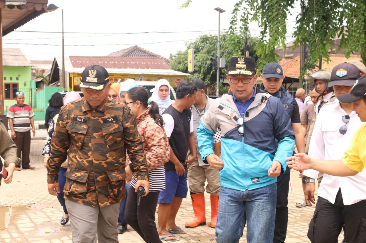 Gubernur Jabar Ridwan Kamil saat meninjau banjir di Bekasi